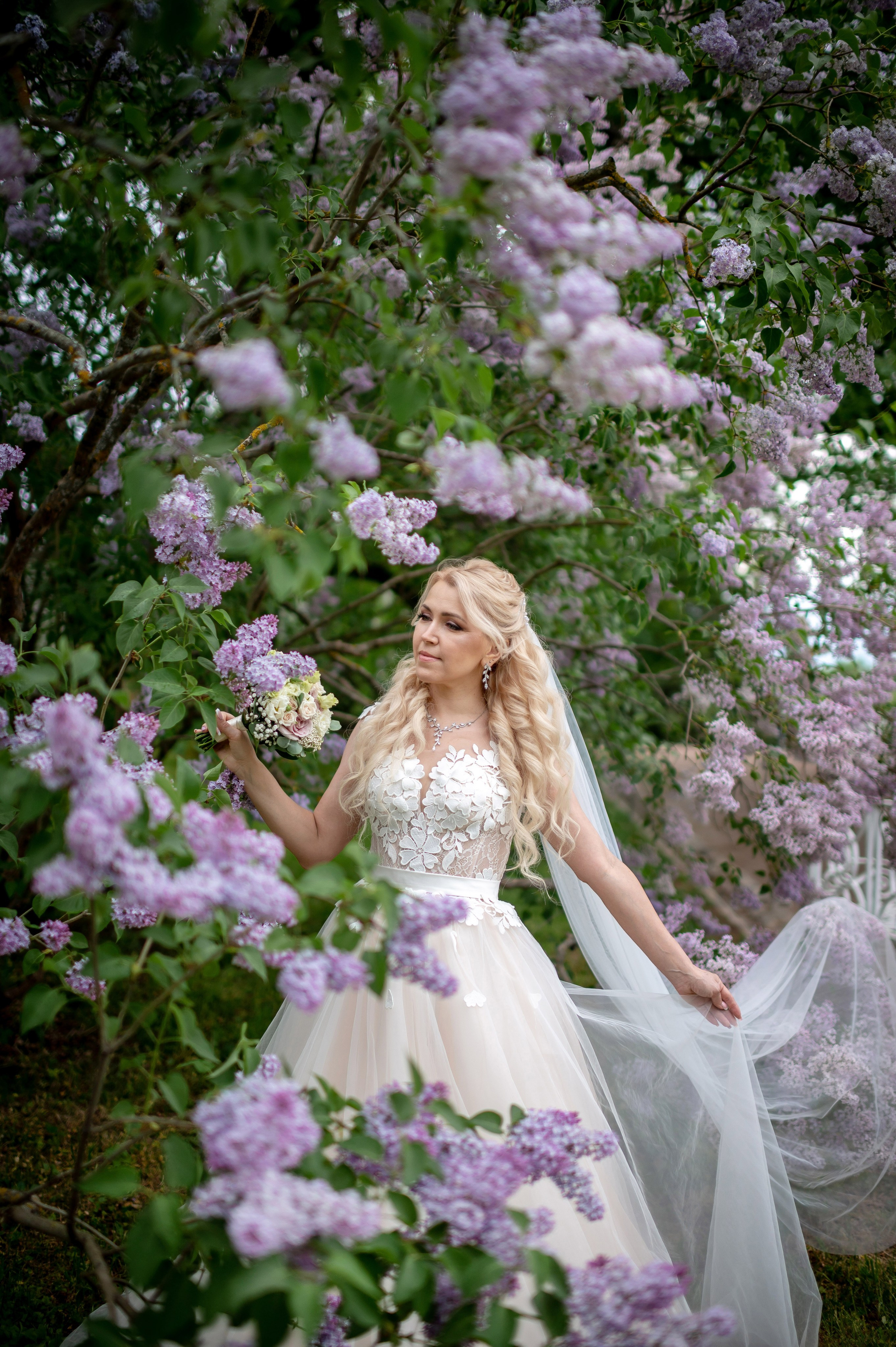 Евгения (фотосессия с малиновым chevrolet camaro, в сирени в Пушкине в Екатерининском парке). Портретный, семейный и свадебный фотограф в Санкт-Петербурге и в Пушкине Ширяев Денис