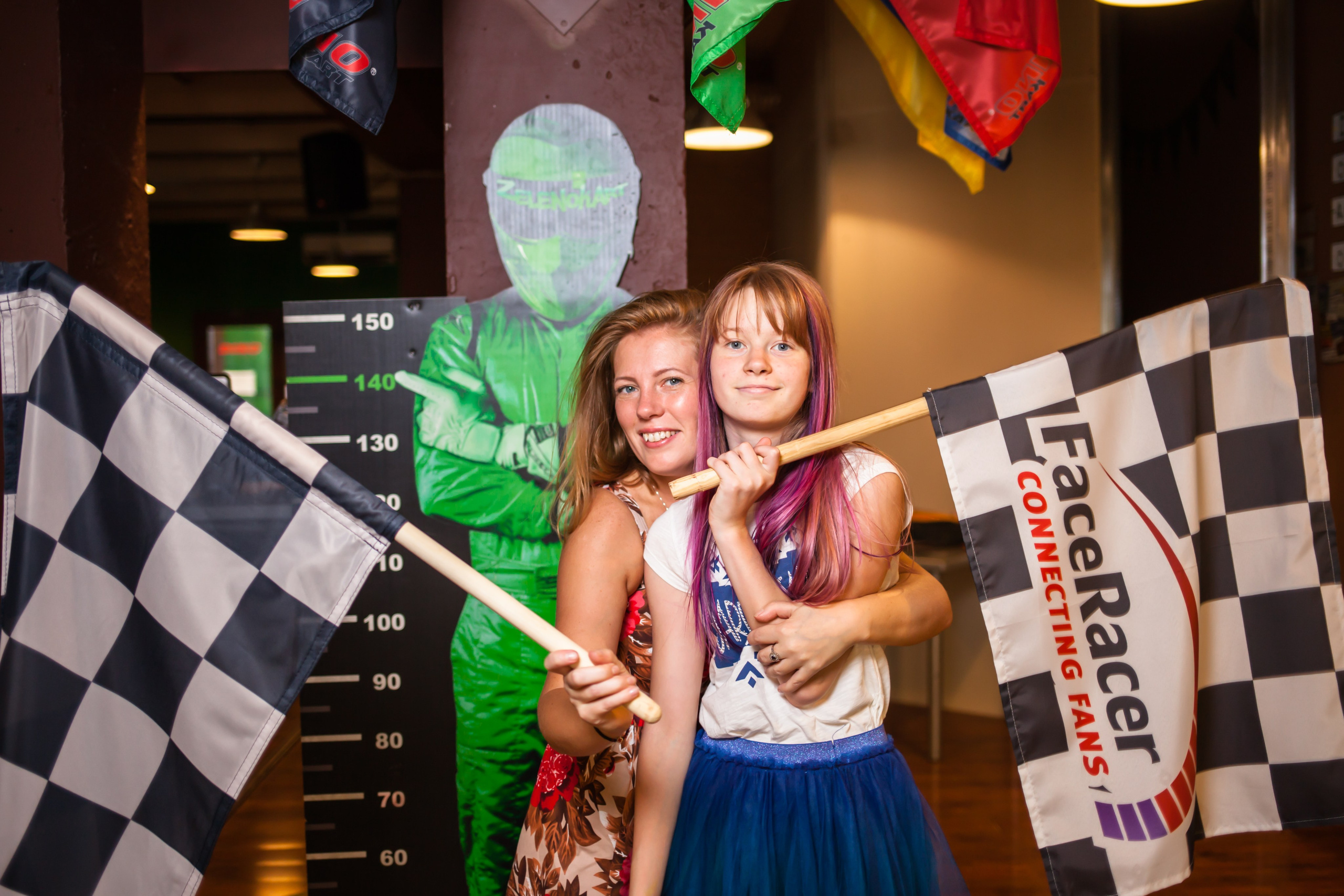 kogan.studio - мама с дочкой держит флажки