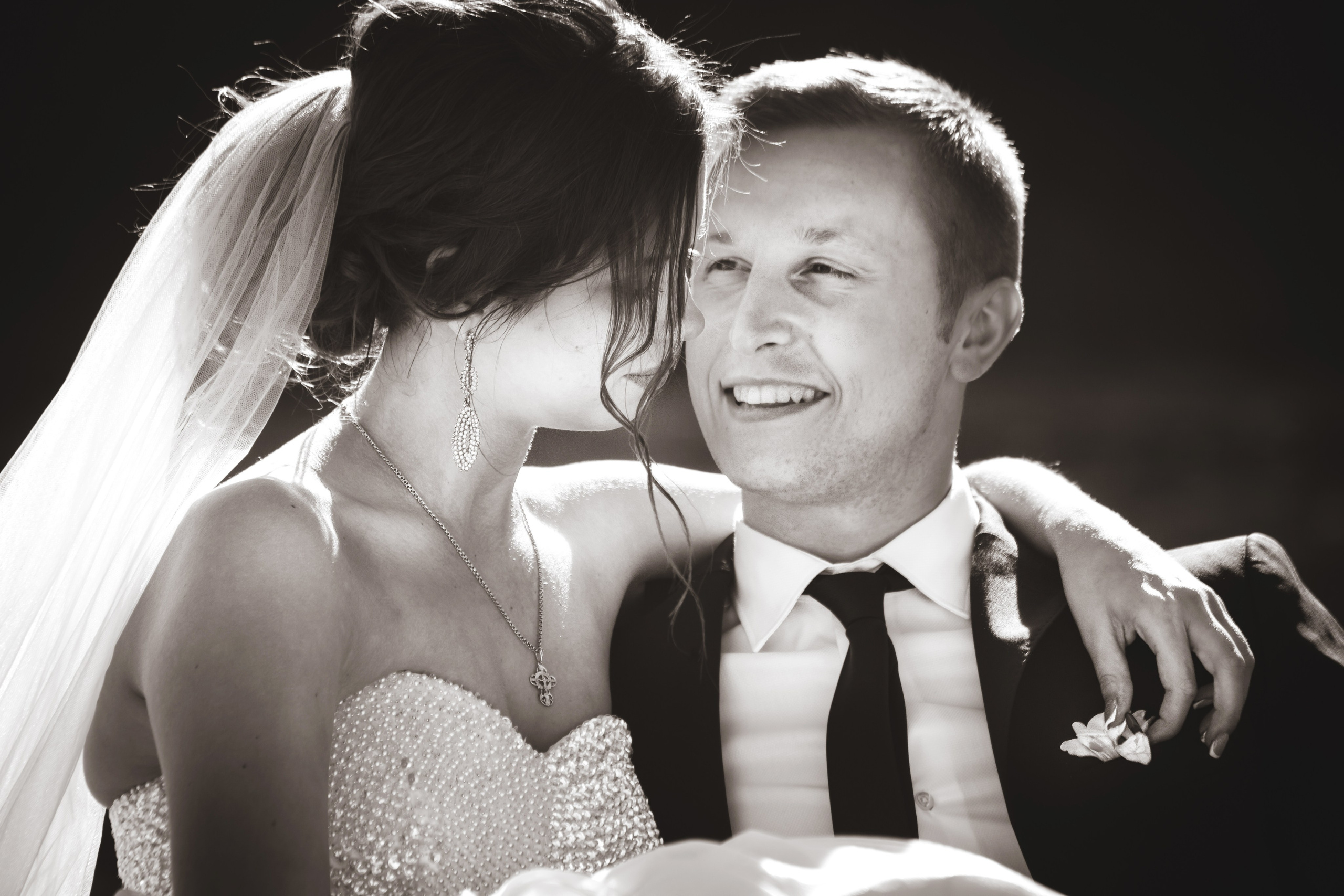 kogan.studio - влюбленные общаются на лавочке