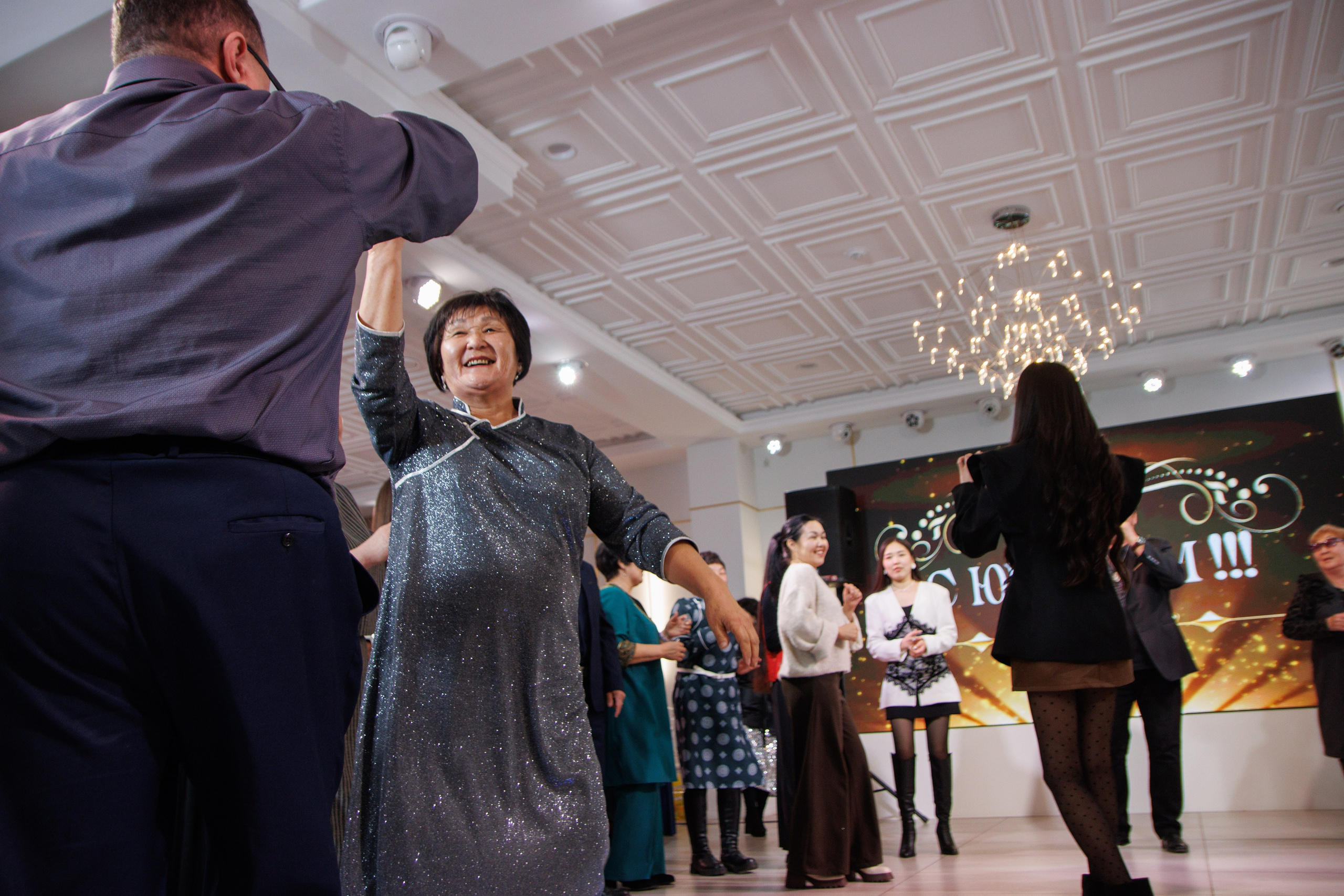 Именинница танцует с гостями 