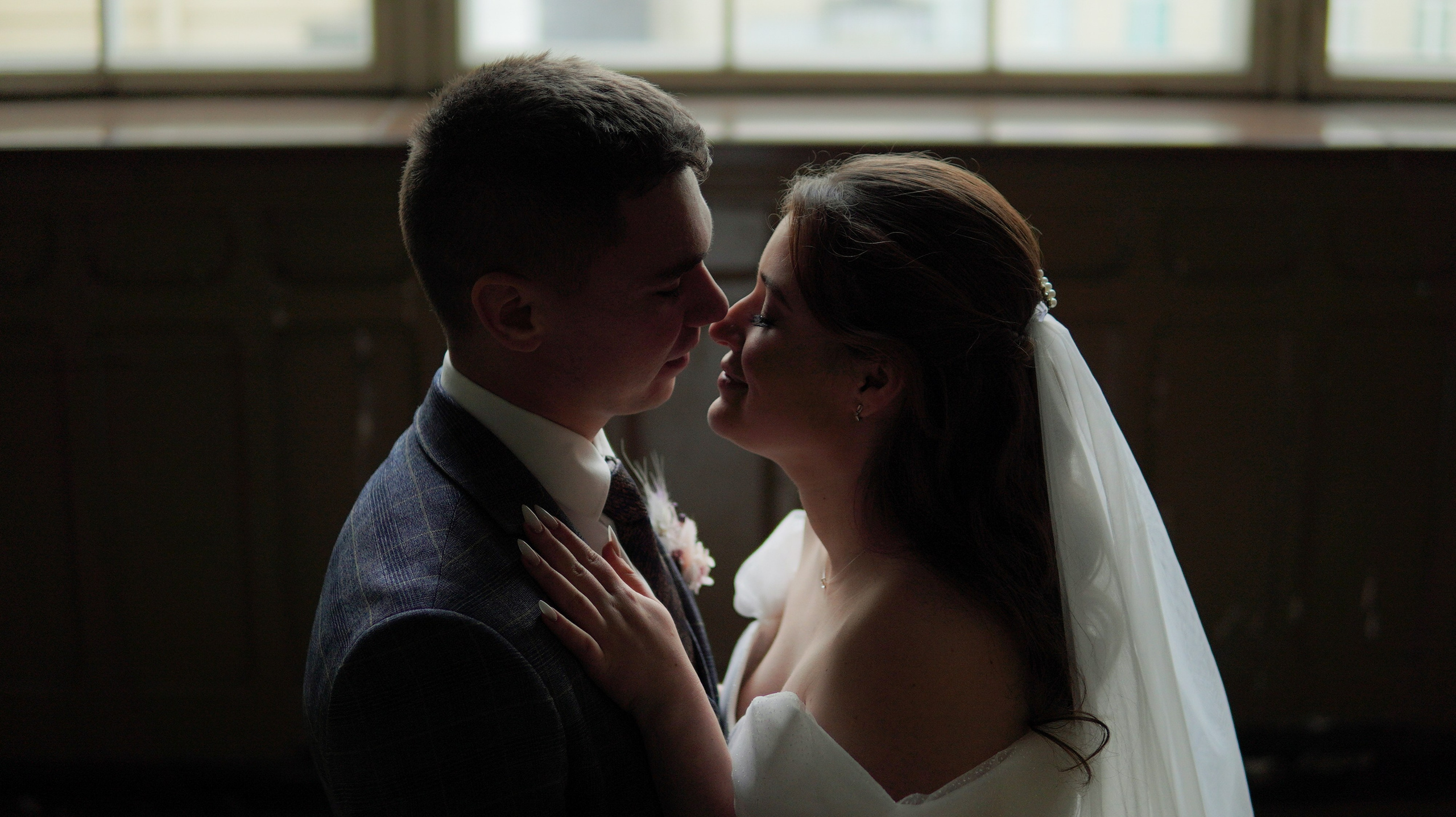 Свадебная фотосессия на Витебском вокзале в Санкт-Петербурге фото невесты и жениха у окна