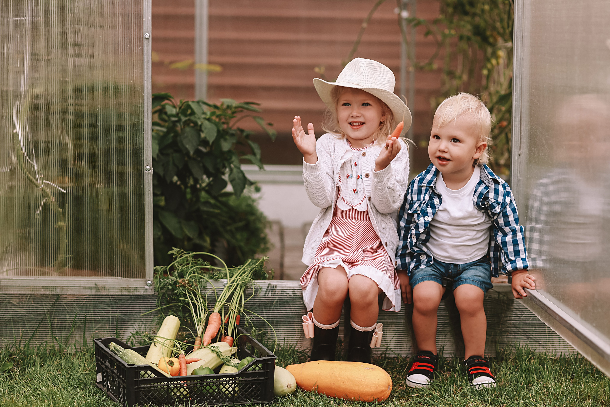 У дома. Семейный фотограф Тюмень, фотограф на роды Салмина Мария