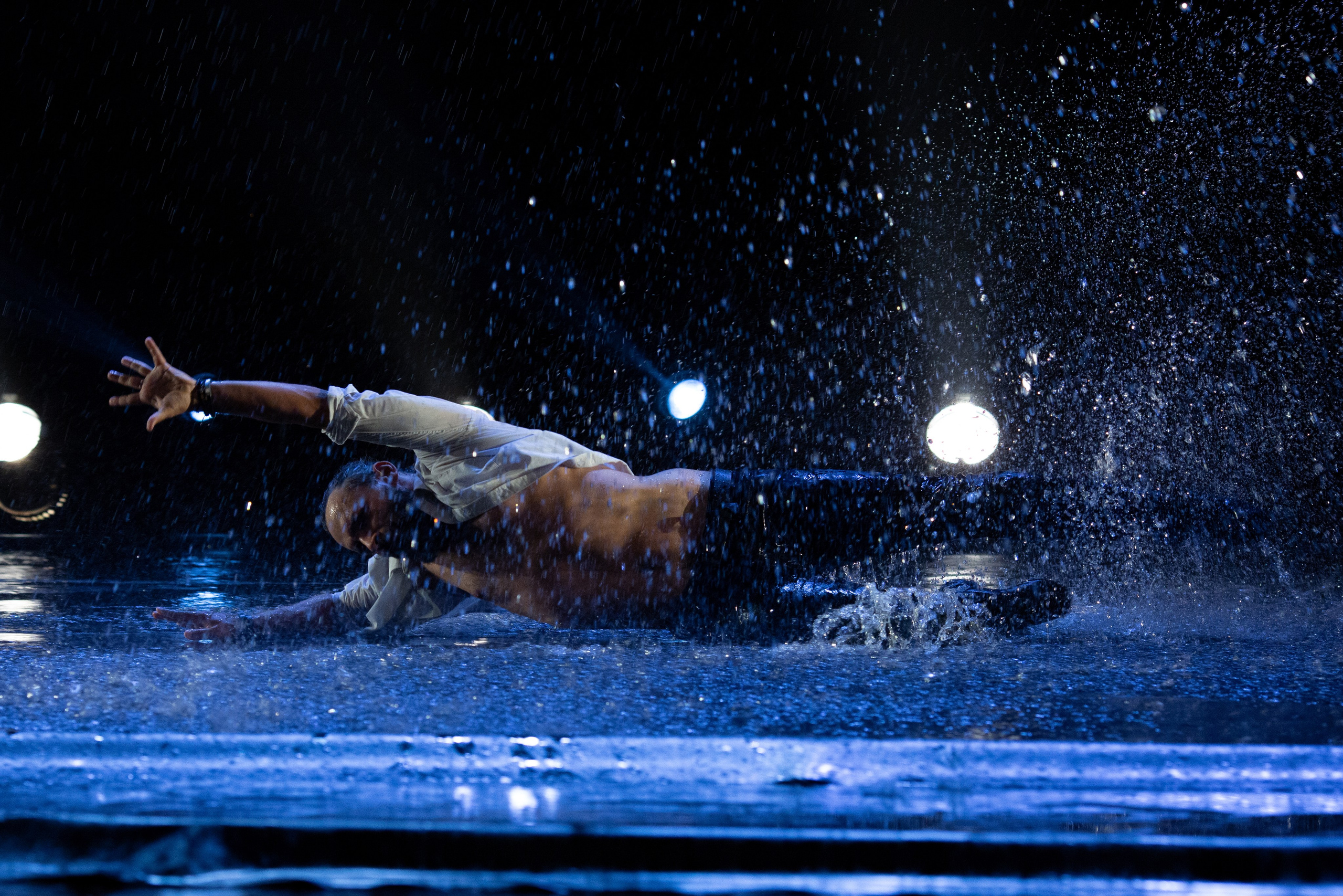 Искушение. Танец под дождём. Фотограф Антонина Свешникова. ВЫПУСКНЫЕ ФОТОКНИГИ для детских садов и школ. Москва, Владимир