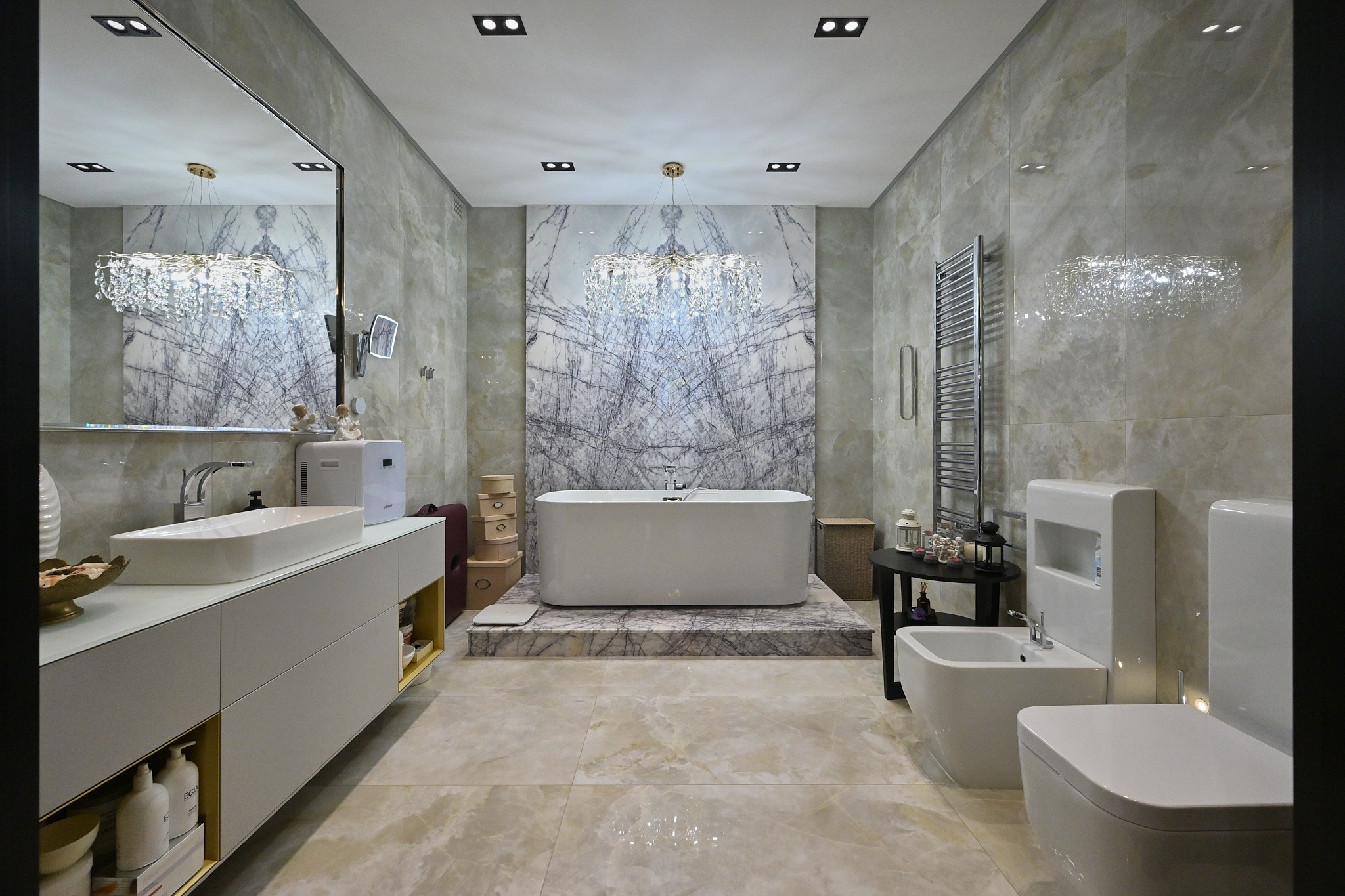 ванная комната светлые плиты большое зеркало белая тумбочка и раковина 