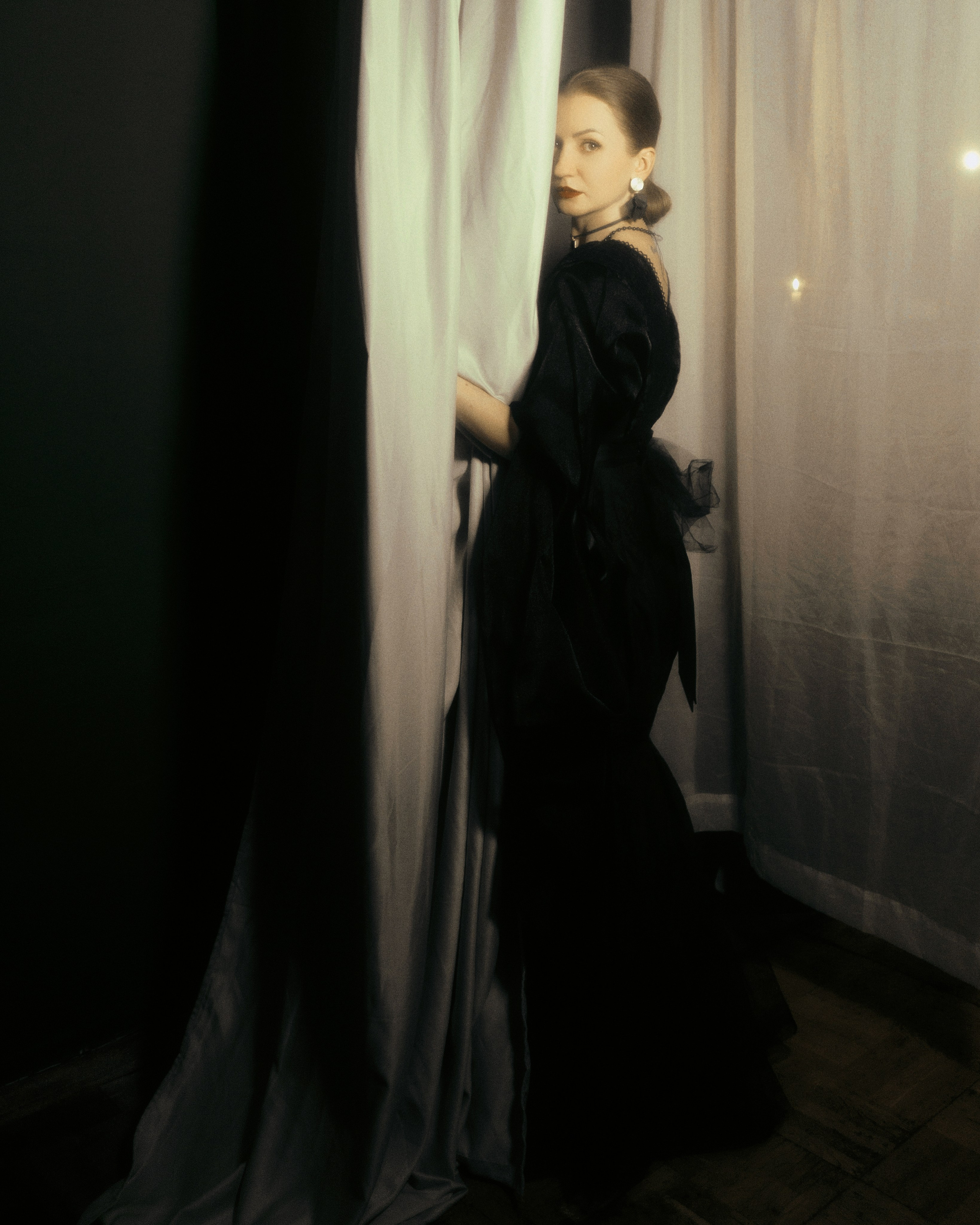 авторская студийная фотосессия как в кино, женский портрет у штор в чёрном образе, кинематографичный свет, фотограф Москва