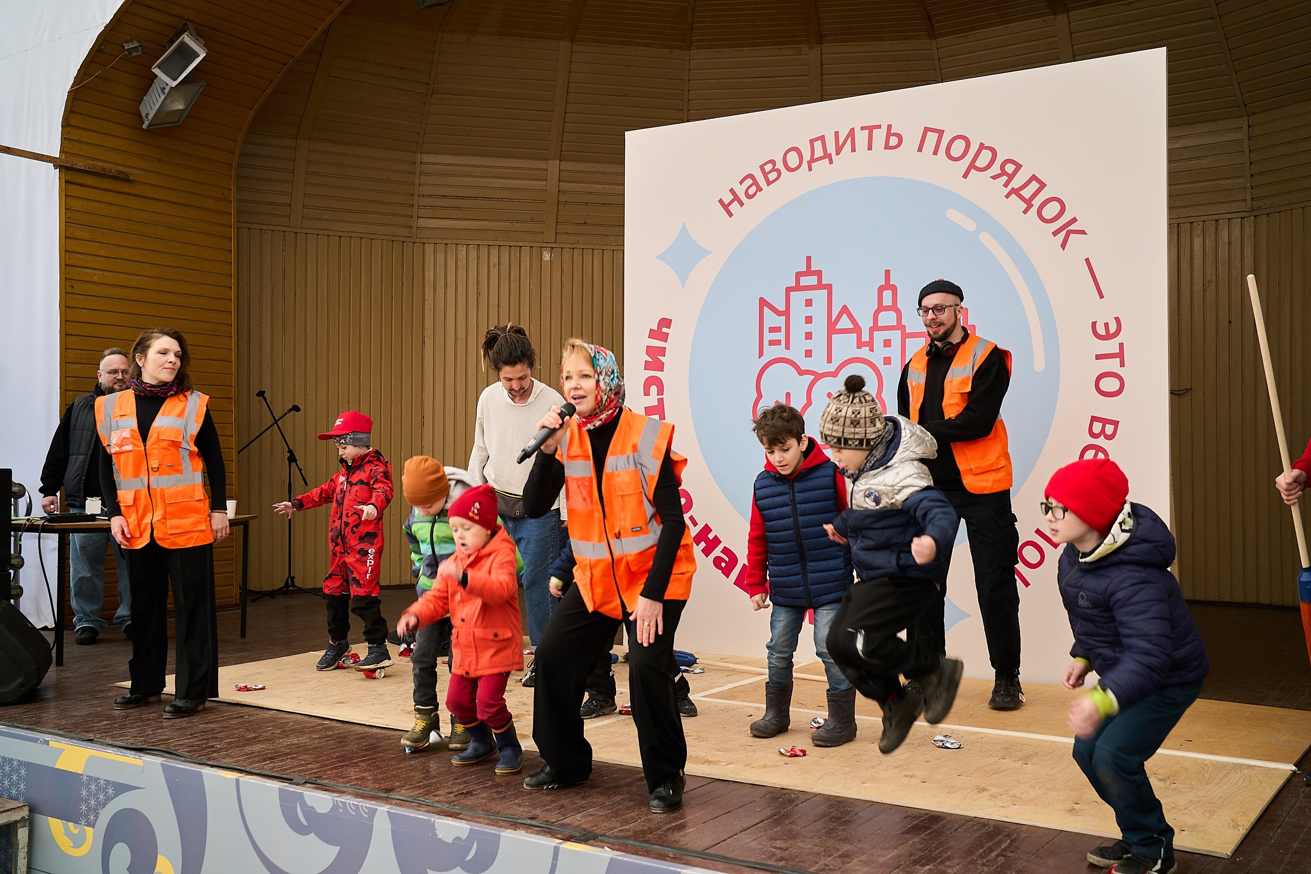 Субботник у Управления делами Мэра и Правительства Москвы. Фотограф и Видеограф в Москве. Олег Корушев
