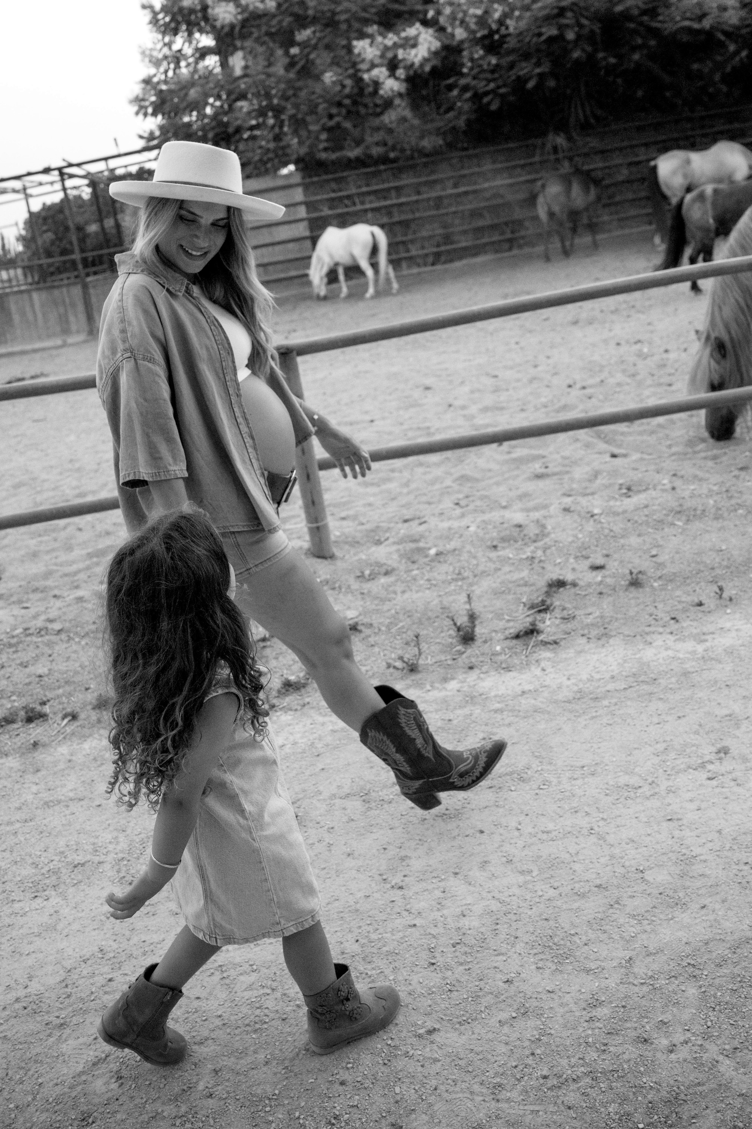 Pregnancy photoshoot at the horse farm. Главная