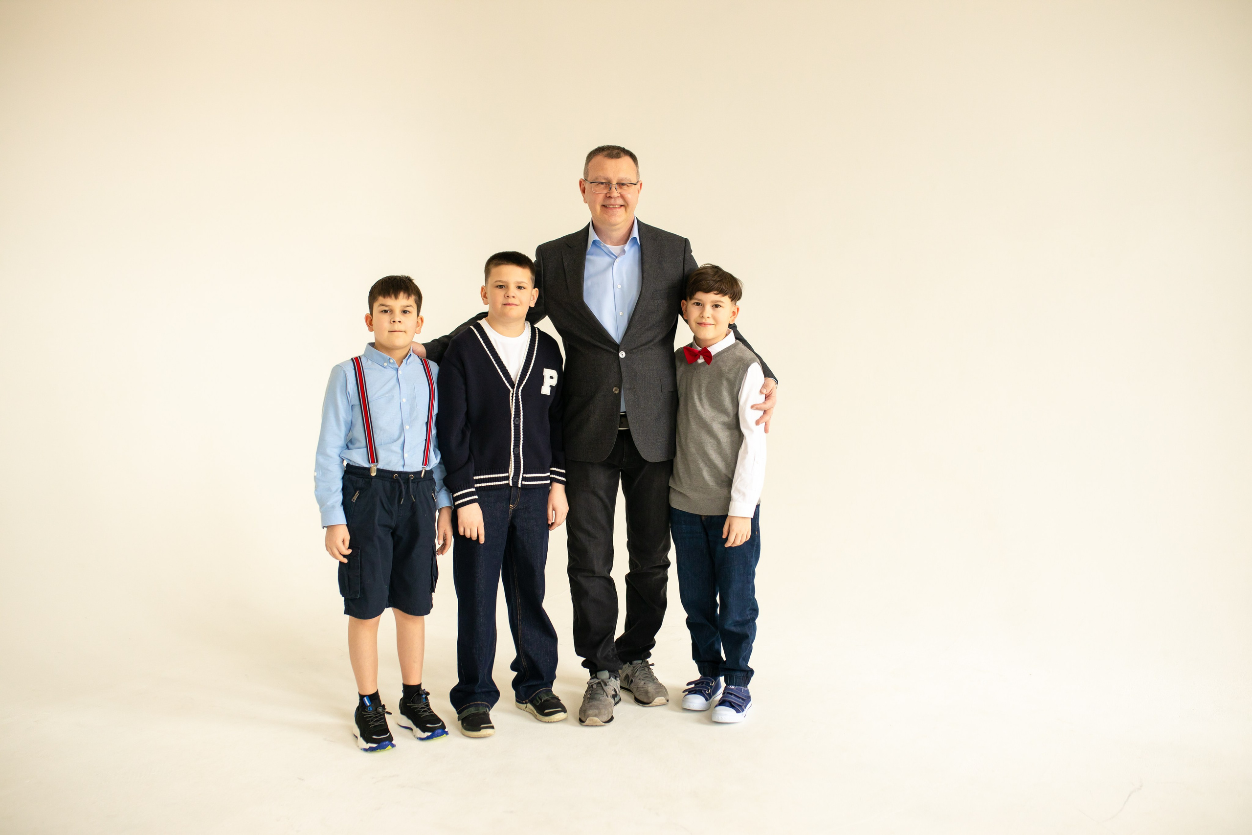 Семейная фотосессия на циклораме с естественным светом. Фотограф в Железнодорожном и Балашихе