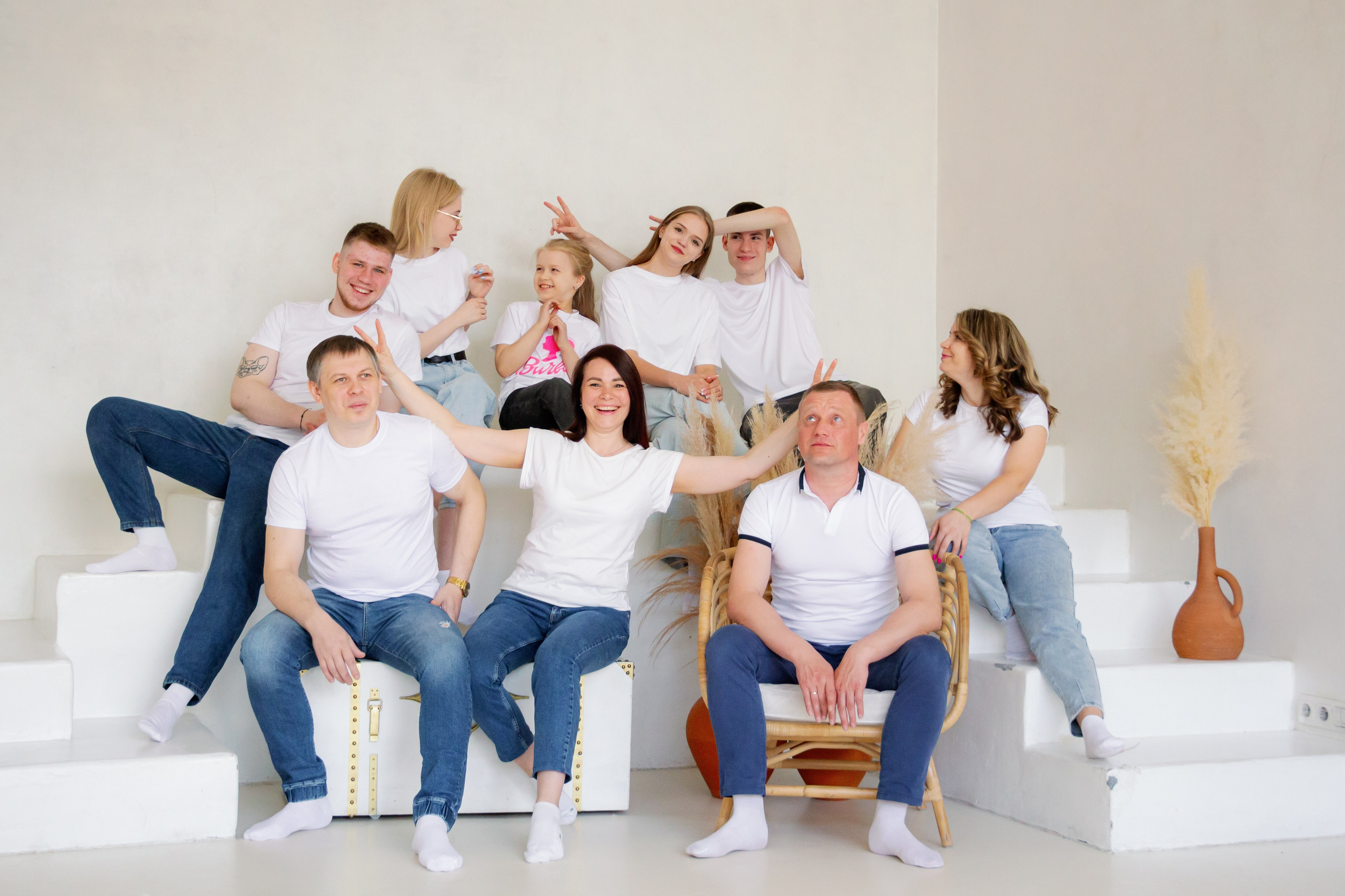 Две сестры. Две семьи. Одна любовь. Семейная фотосессия в студии, Екатеринбург. Фотограф в Екатеринбурге Пойгина Елена