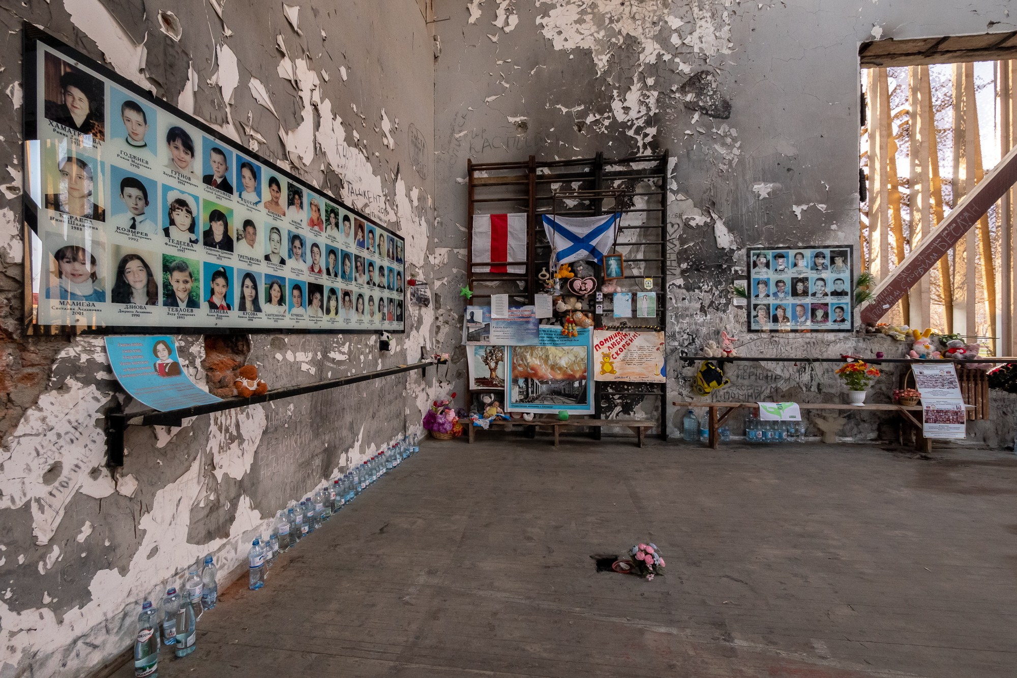 Школа № 1, г. Беслан. Была захвачена террористами 1 сентября 2004 года. Фотограф Алексей Скоробогатько