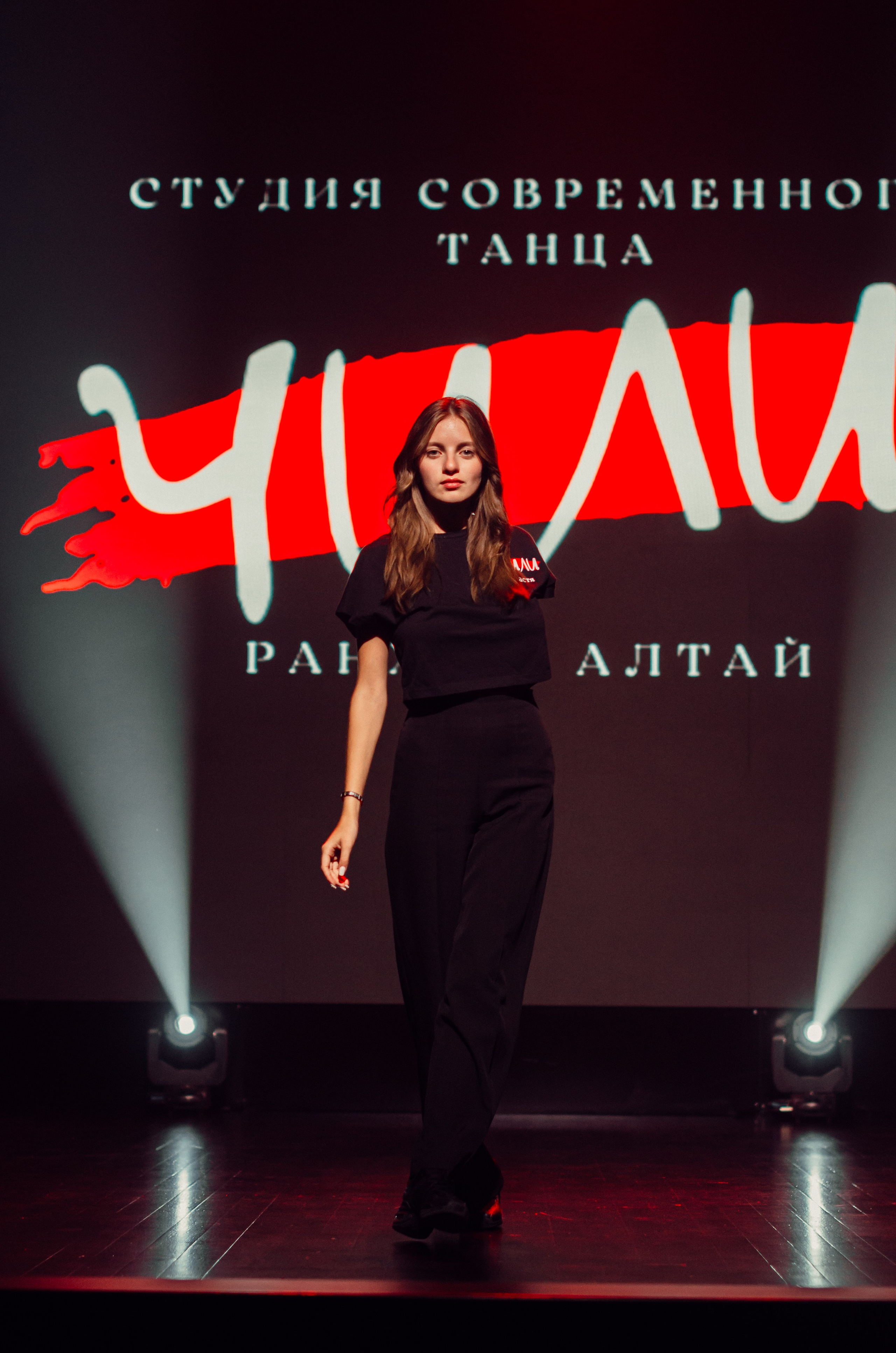 Групповая фотосъемка танцевального коллектива. Денисова Аля — фотограф для парных съемок и индивидуальных историй в Барнауле