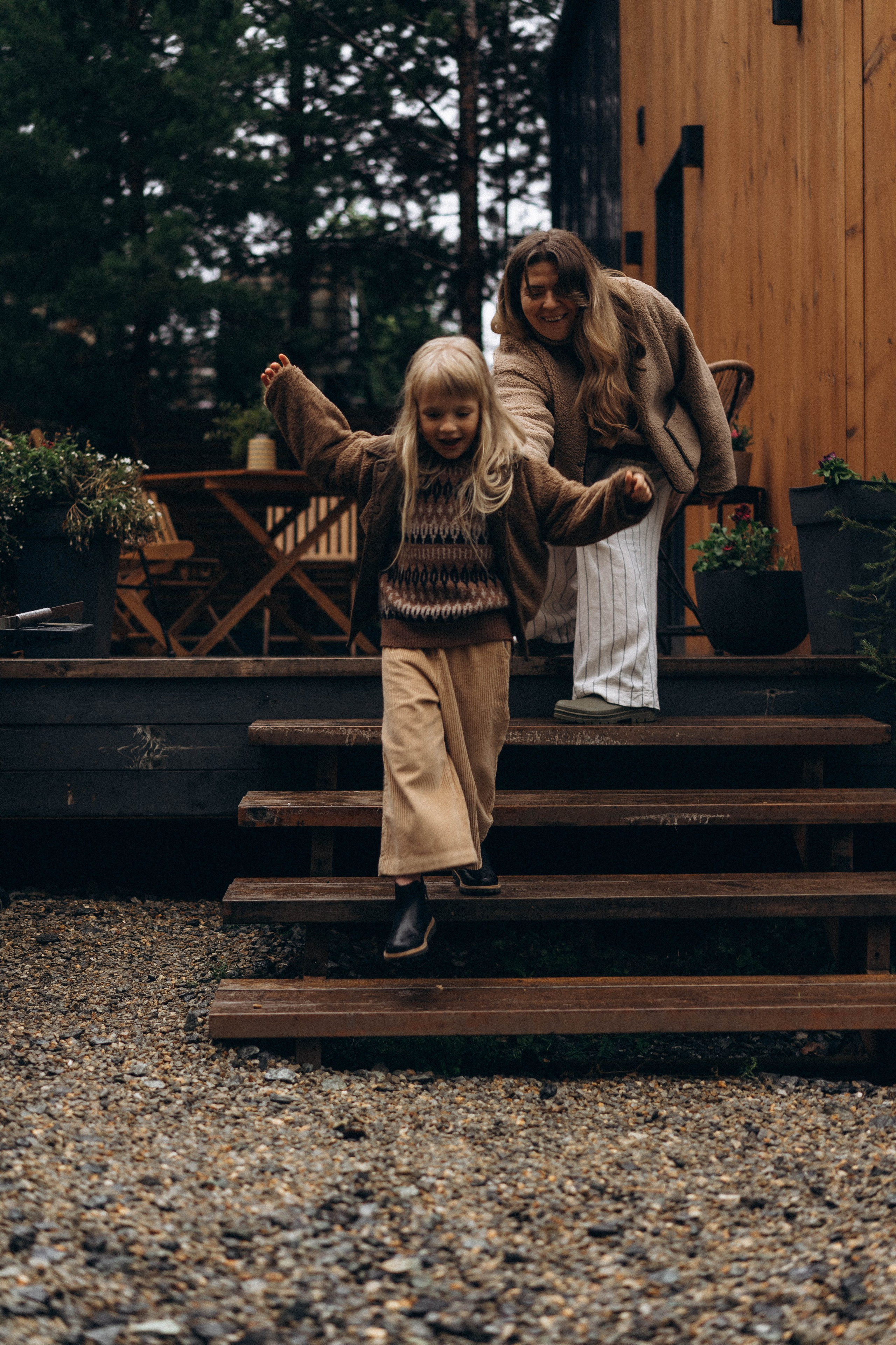 Фотосессия у дома во дворе мама и дочка. Фотограф Екатеринбург Кокшарова Александра