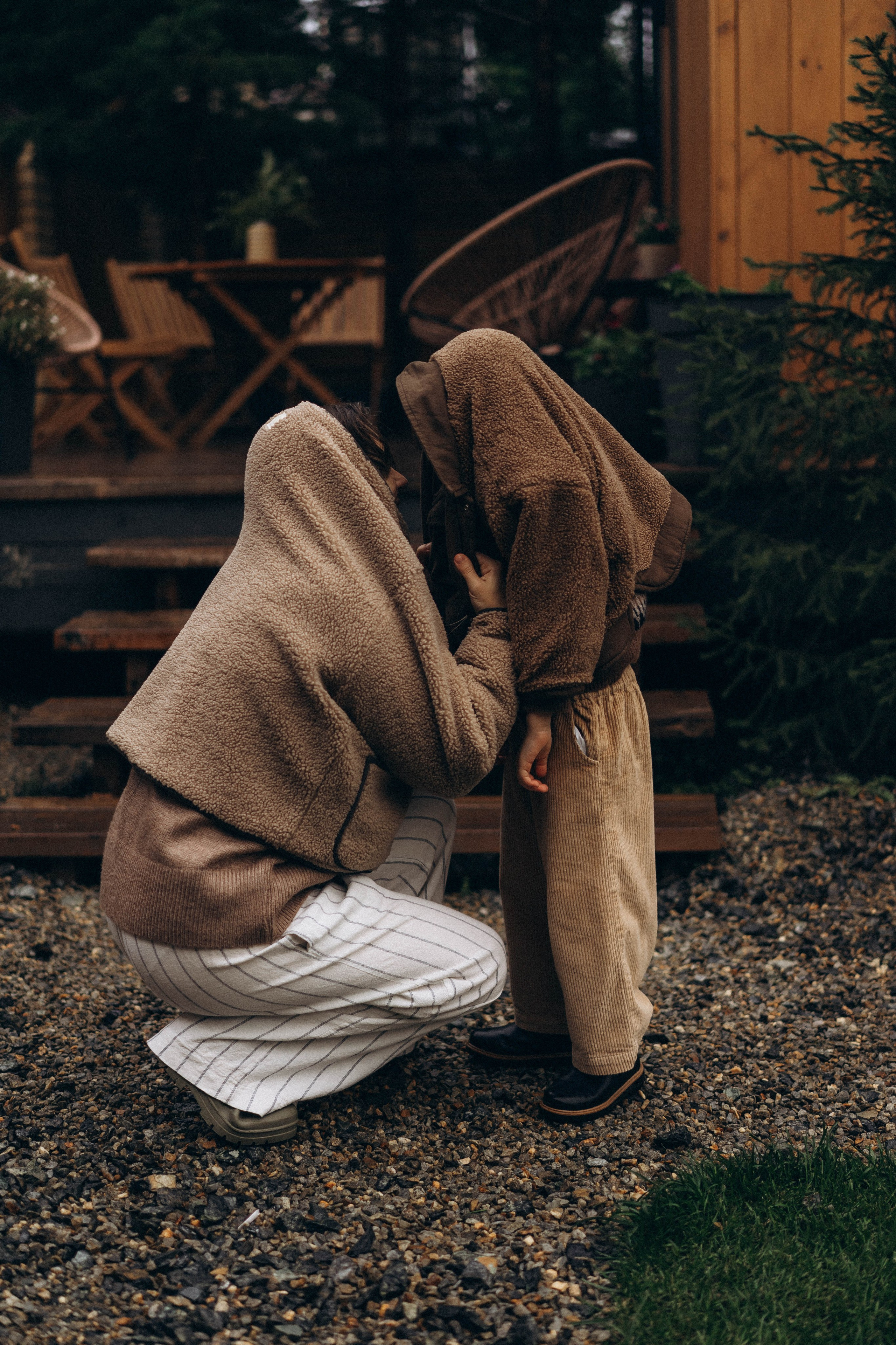 Фотосессия у дома во дворе мама и дочка. Фотограф Екатеринбург Кокшарова Александра