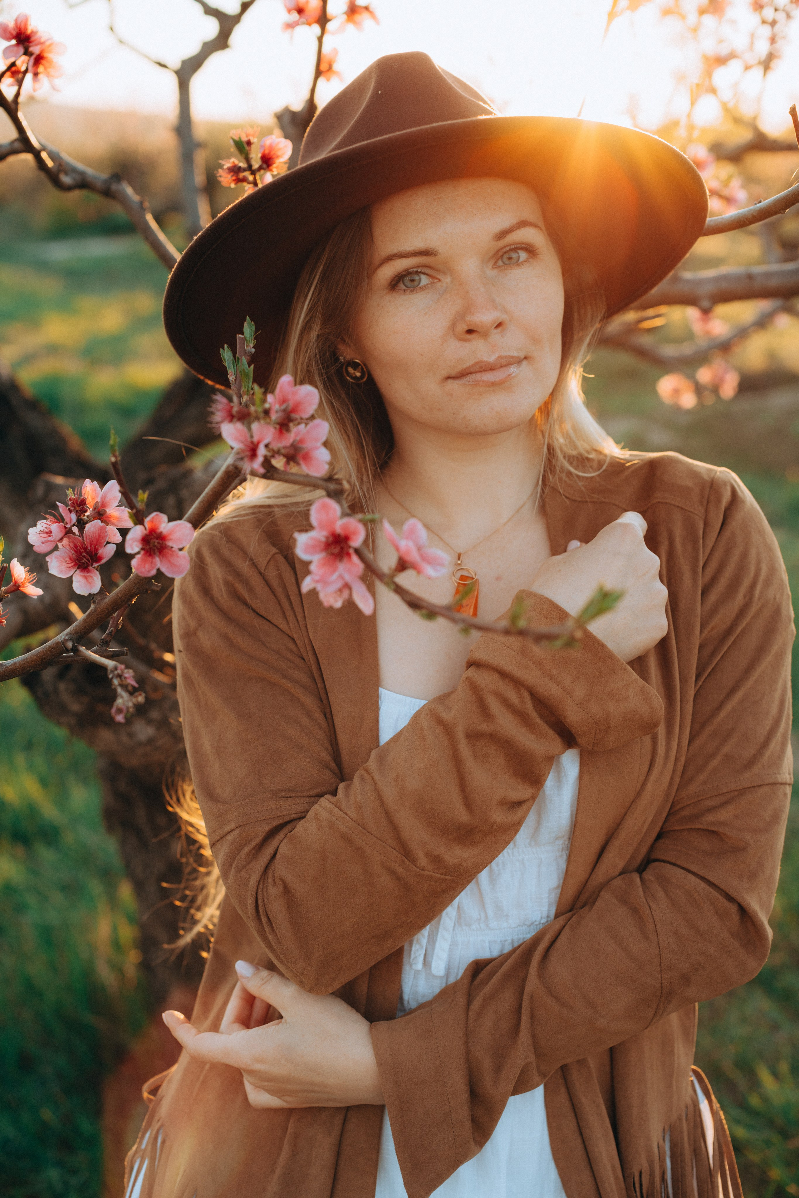 Женская фотосессия в персиковых цветениях. Портретный свадебный фотограф Крым | Евгения Щитенко