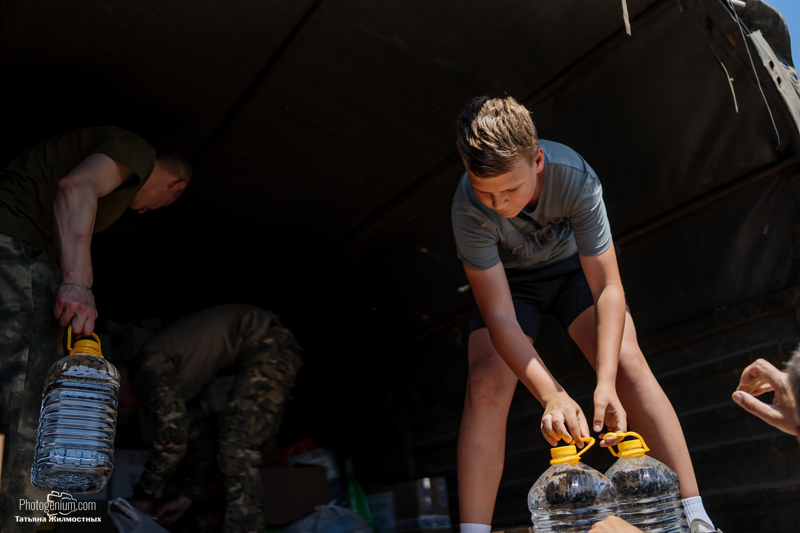 8 июня «Патриоты из Курска» сбор гуманитарной помощи у кинотеатра «Родина». Фотограф Нижний Новгород Татьяна Кейод
