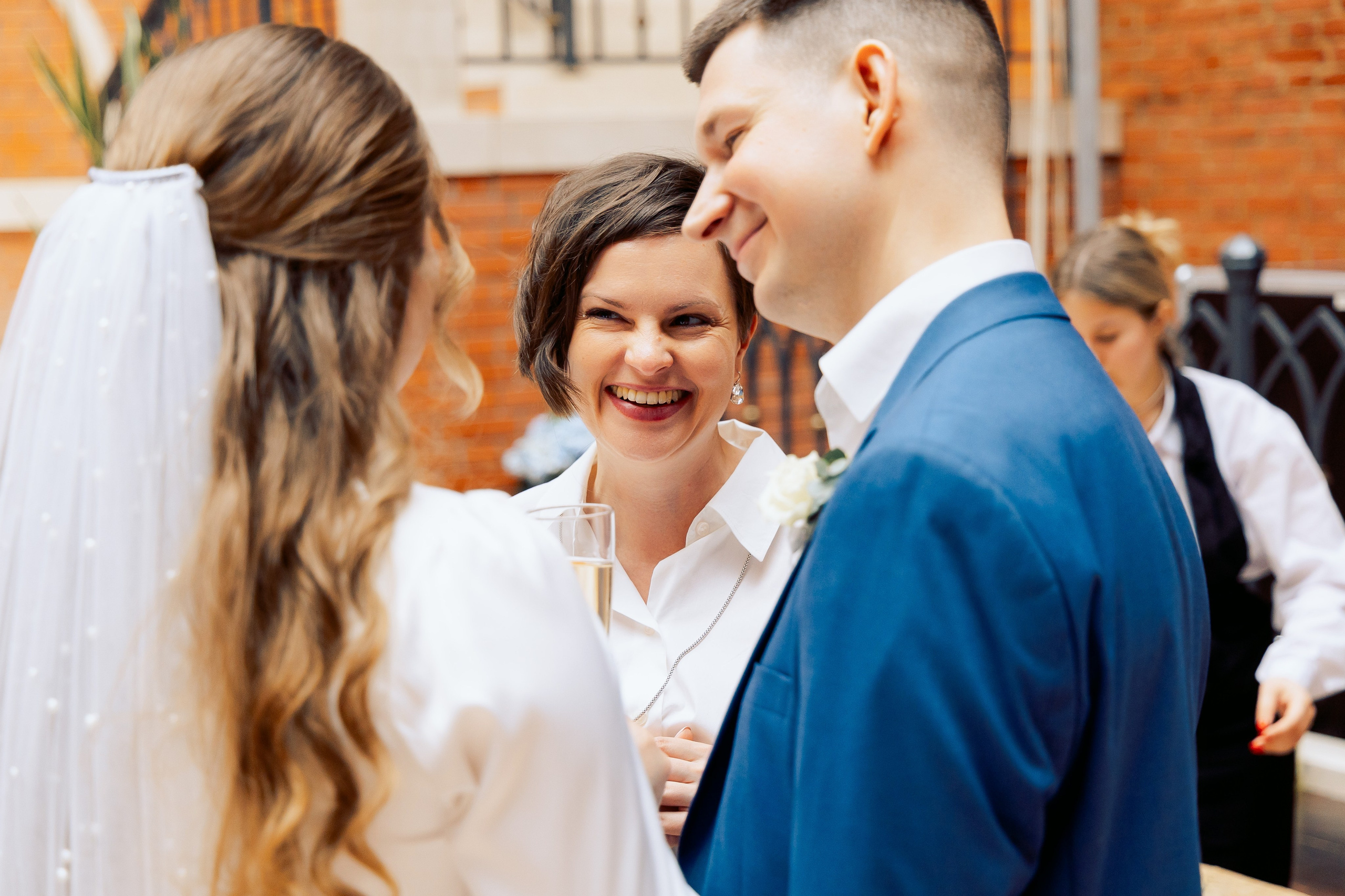 гости поздравляют