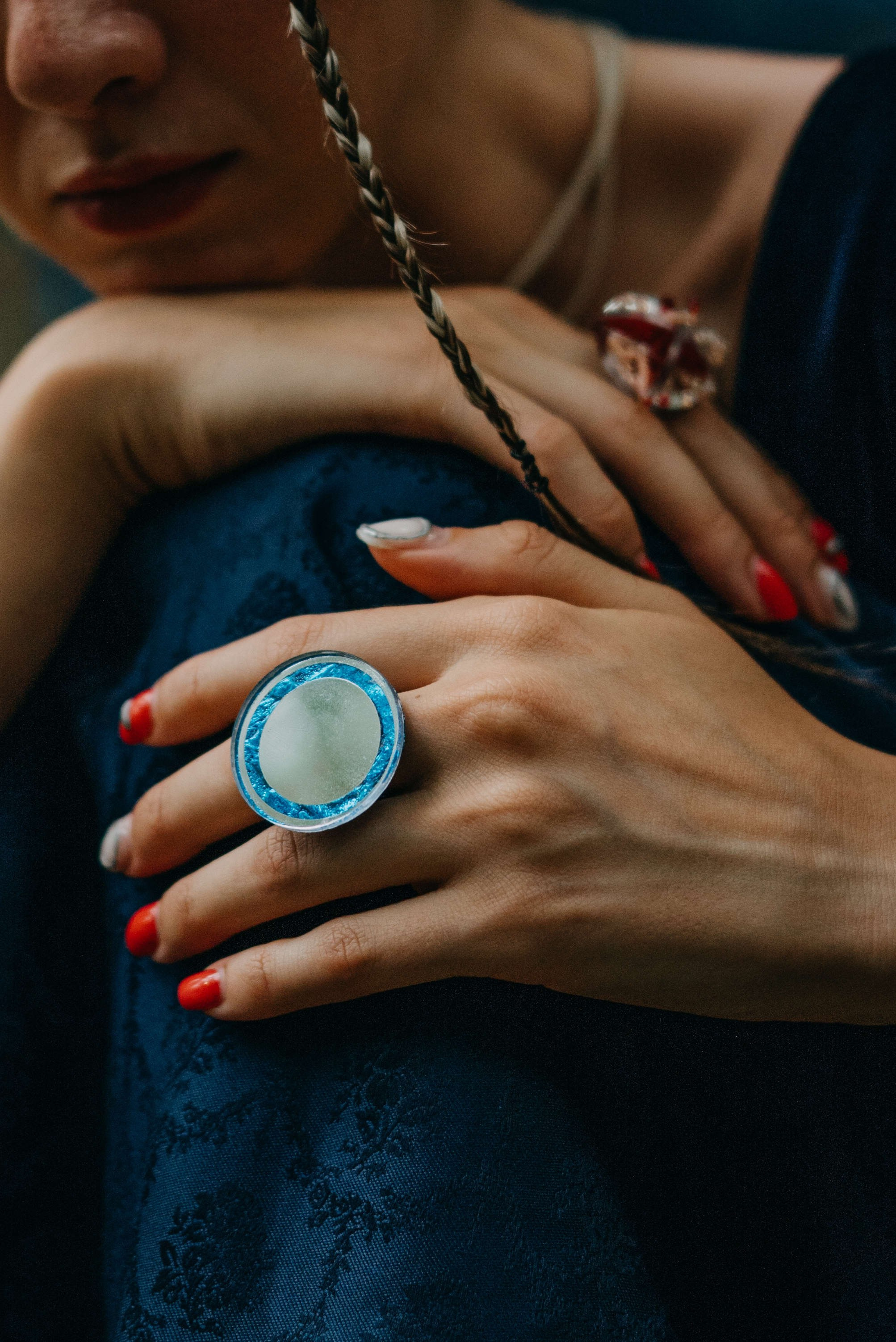 Съемка для бренда славянских украшений в лесу. Портретный и свадебный фотограф в Тбилиси • xeniqo