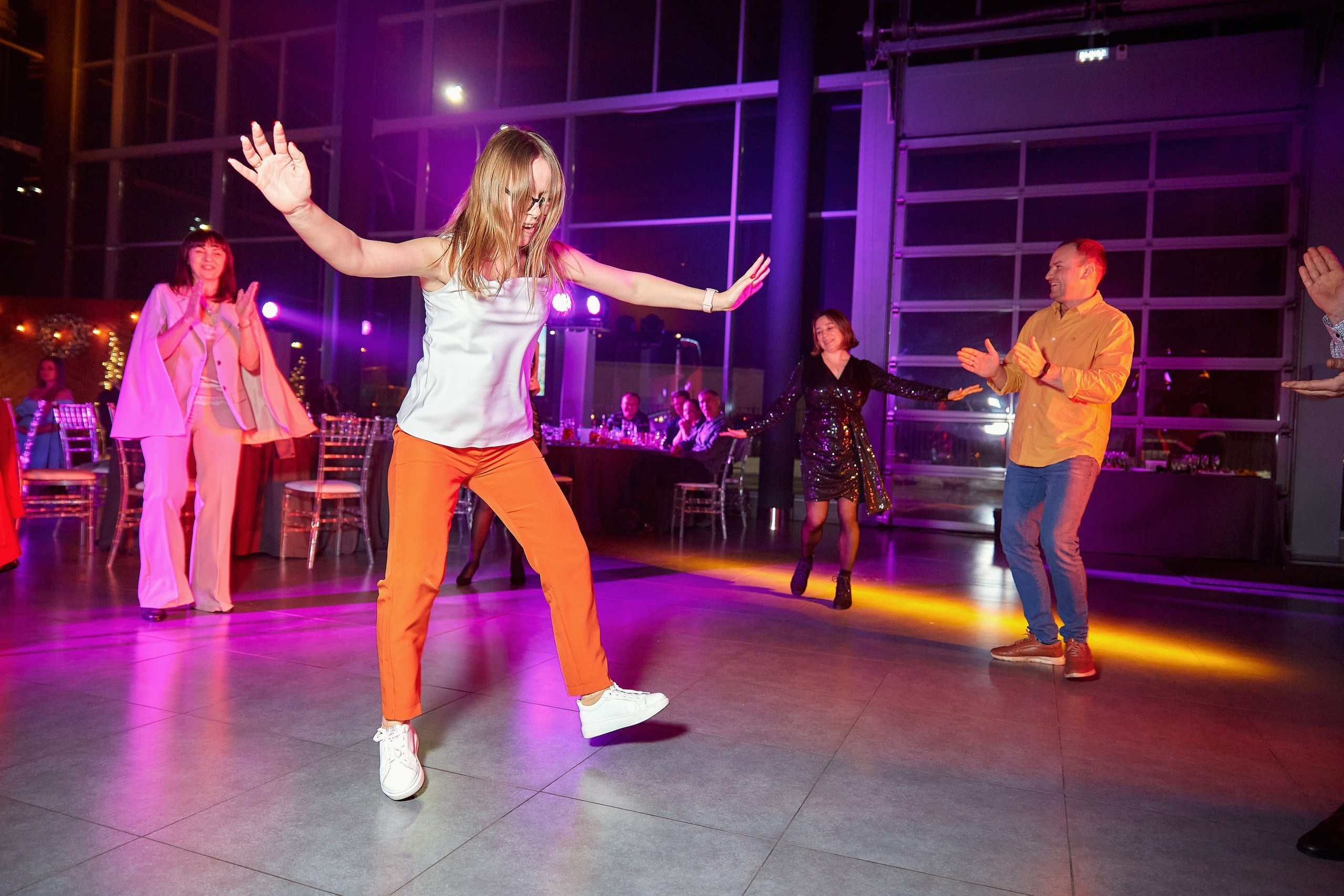 Транс-Инвест / Новогодний корпоратив на территории автосалона. Антон Артюшин, портретный фотограф. Москва