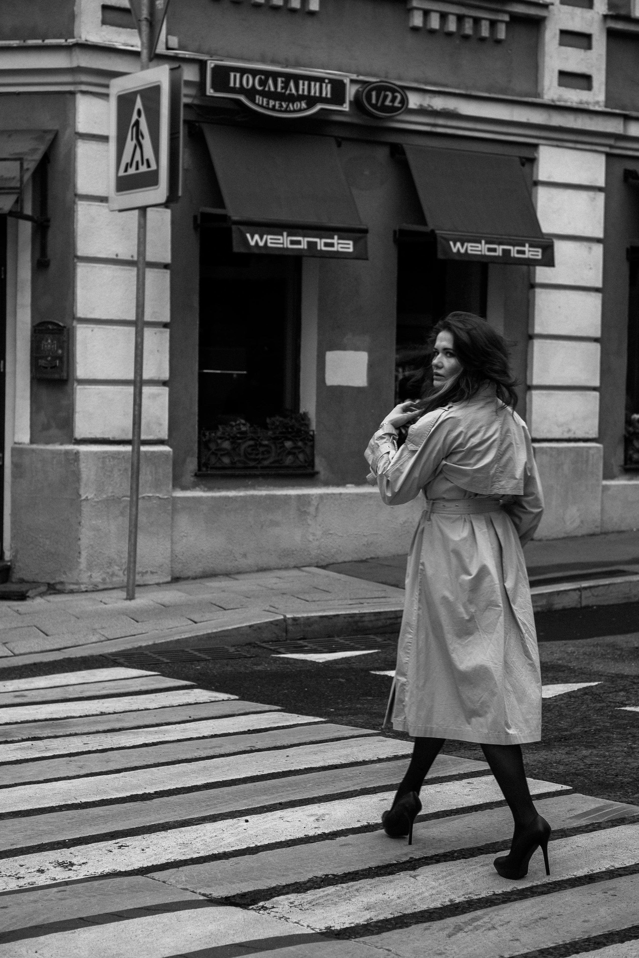 Девушка переходит дорогу в центре Москвы