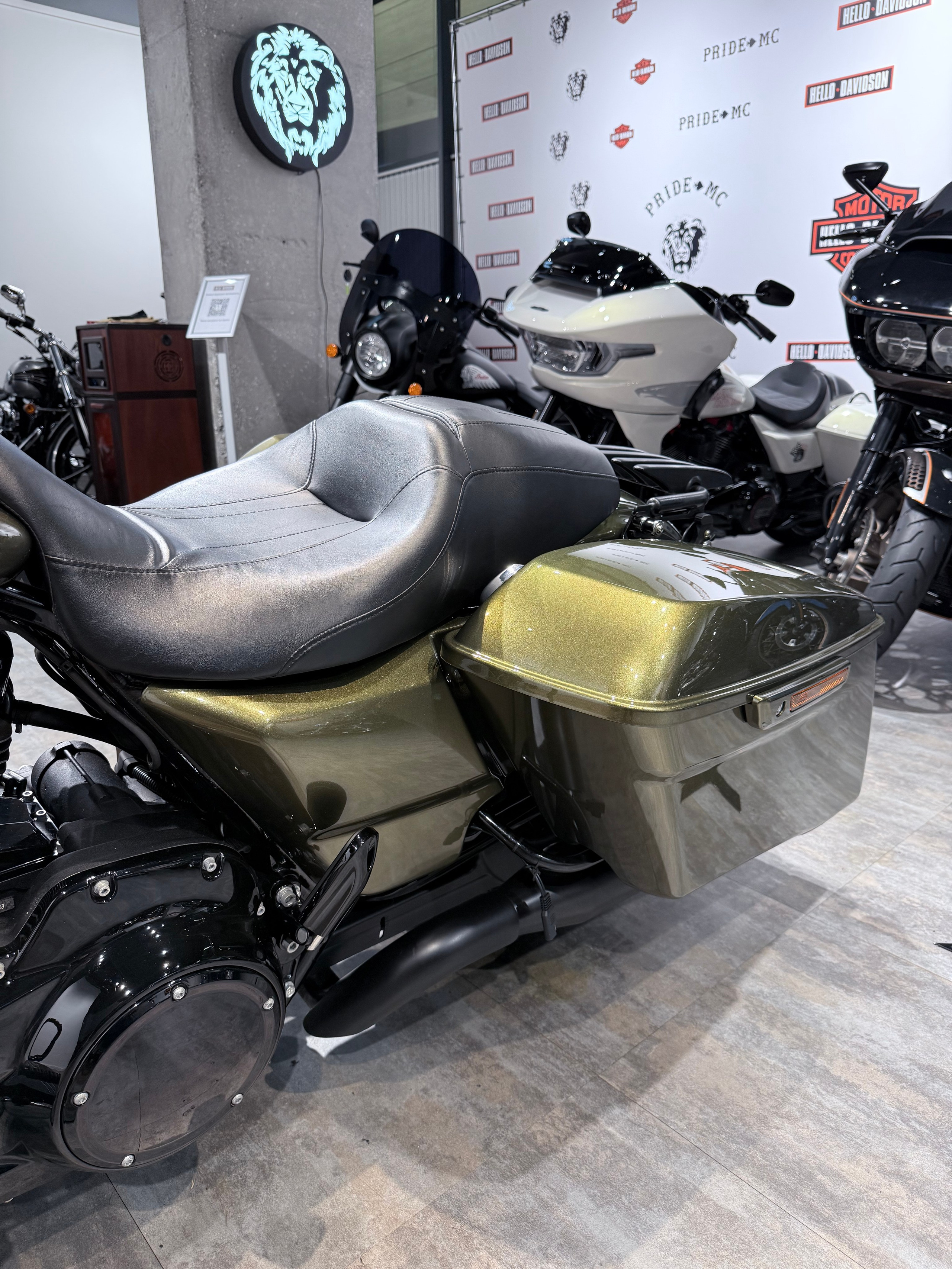 Купить Harley-Davidson 2017 Road King (Olive Gold) (Touring) — подробнее на сайте. Hello Davidson, Москва. Только хорошие мотоциклы…