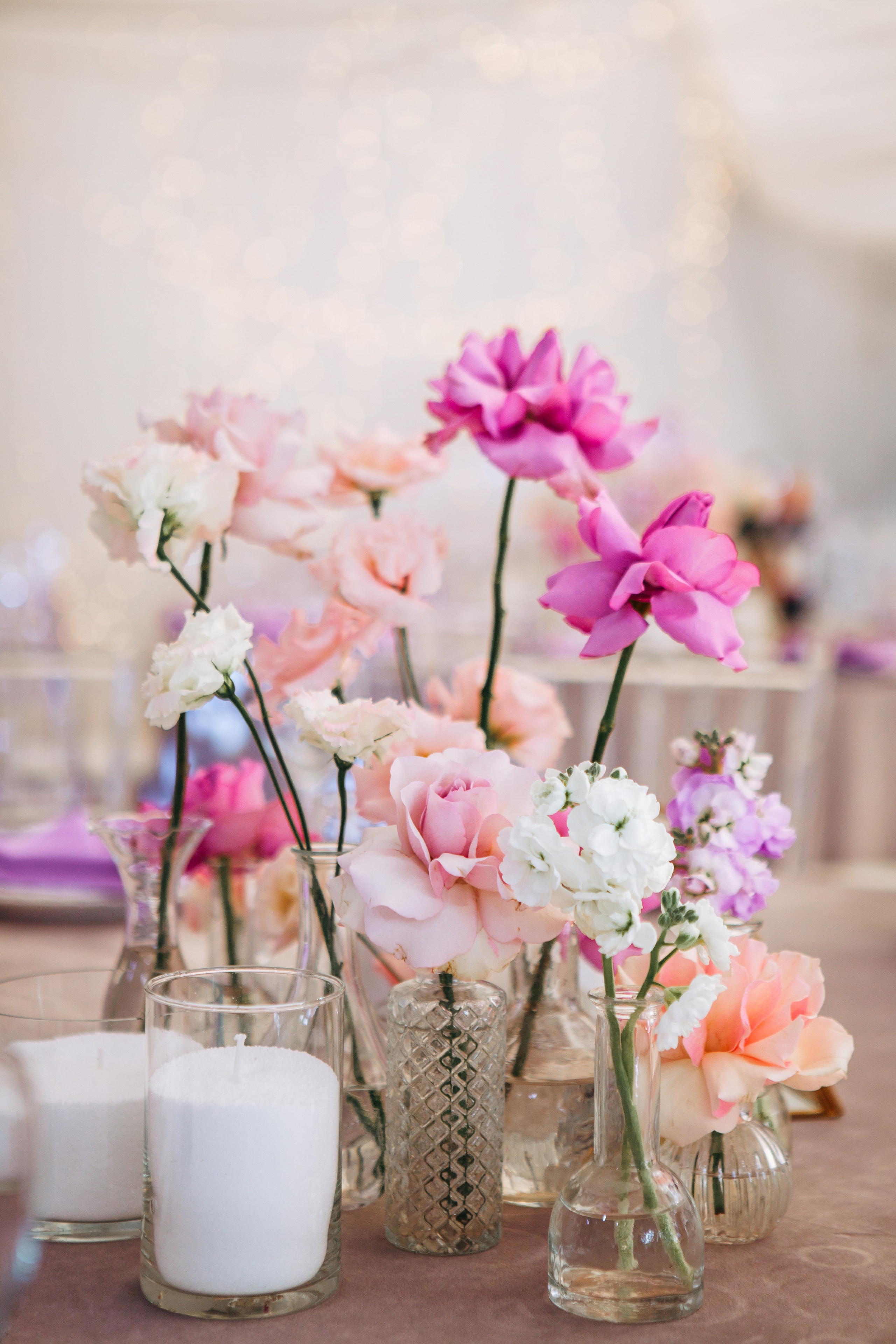 живые сиреневые цветы на банкете на столе у жениха и невесты