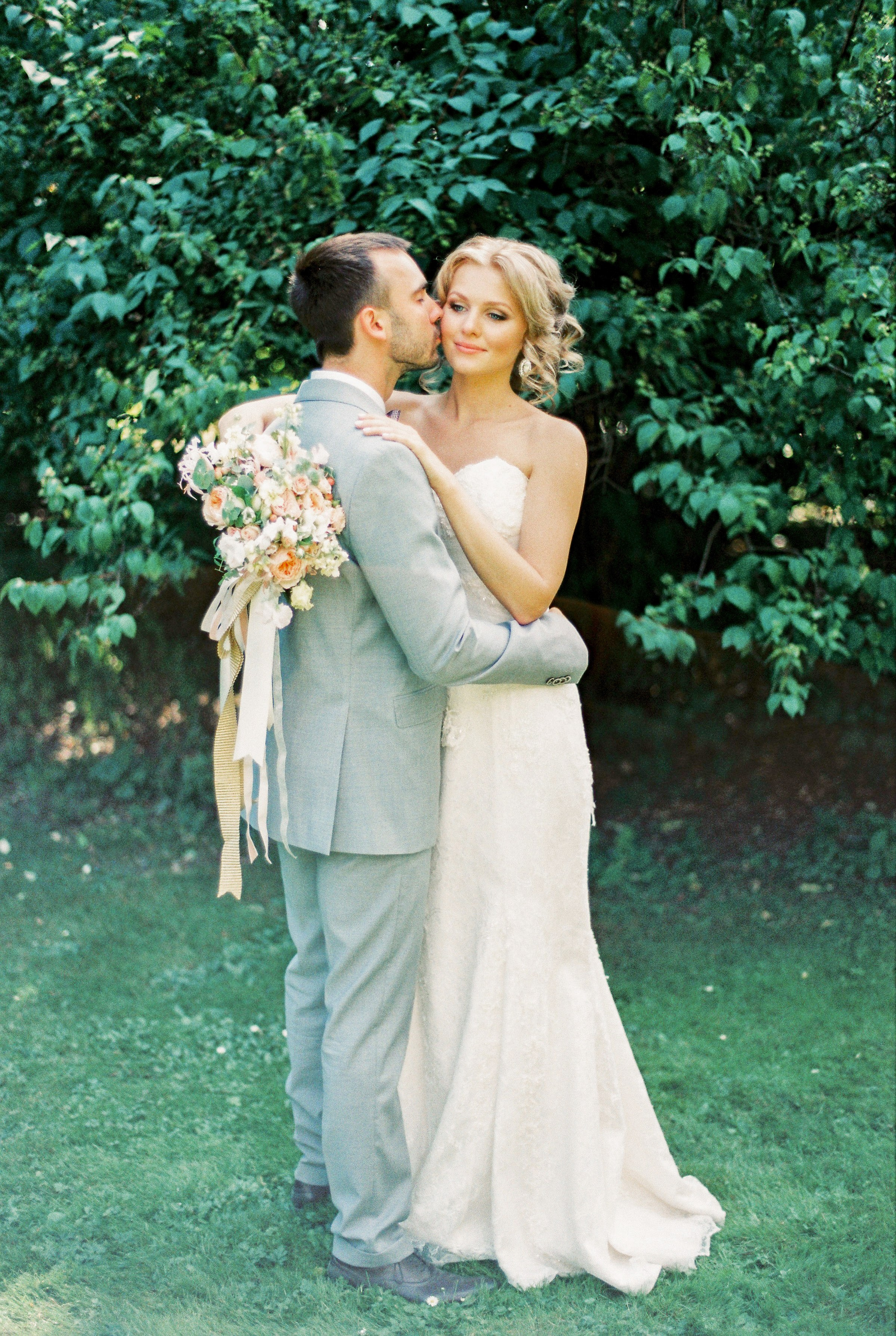 Свадебная прогулка на плёнку в Аптекарском огороде, свадебный фотограф Москва