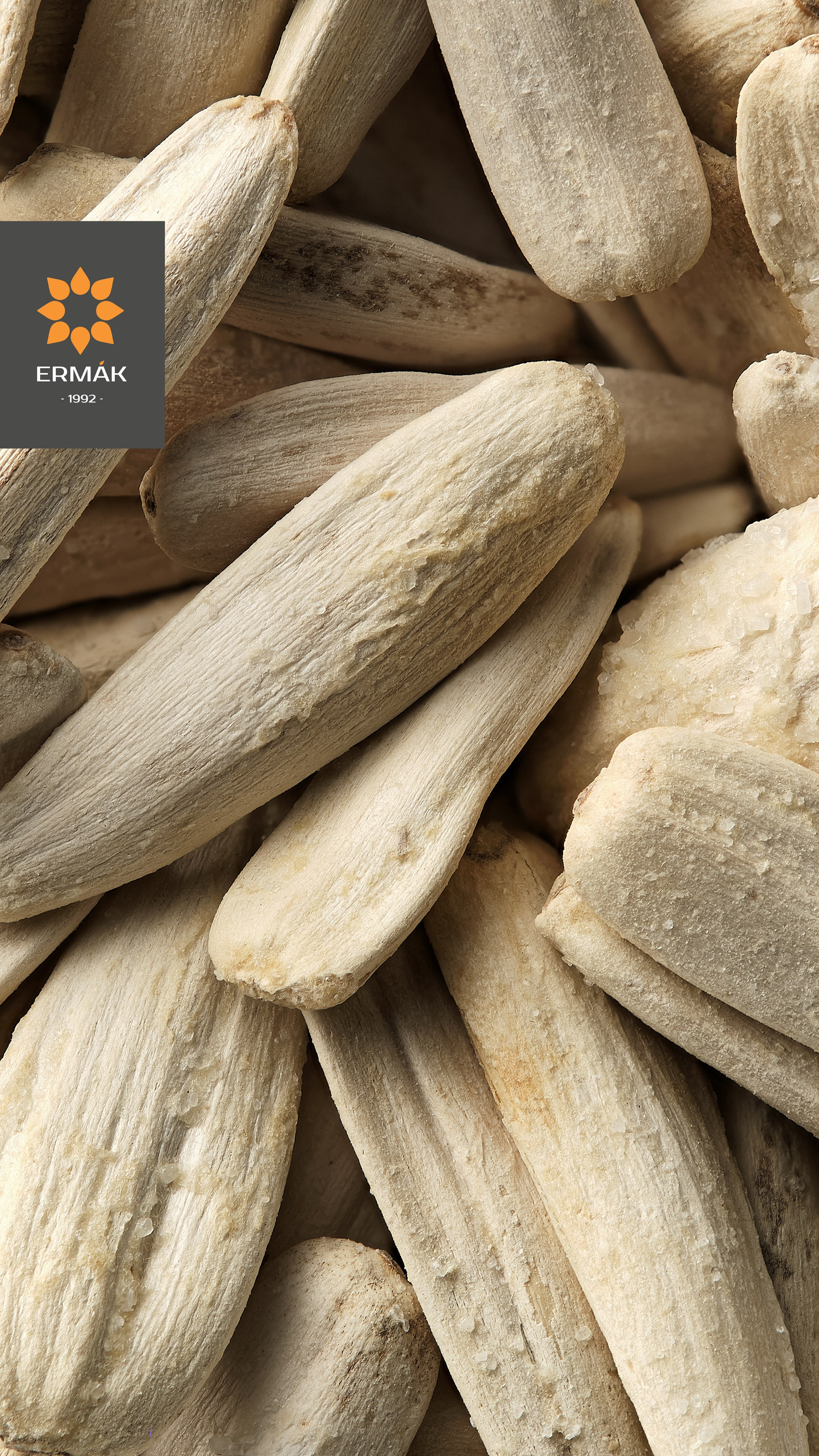 Предметная фотосъёмка очищенных семян подсолнечника ERMAK в Алматы — макросъёмка, минималистичный белый фон. Фото для интернет-магазина и брендовой упаковки.