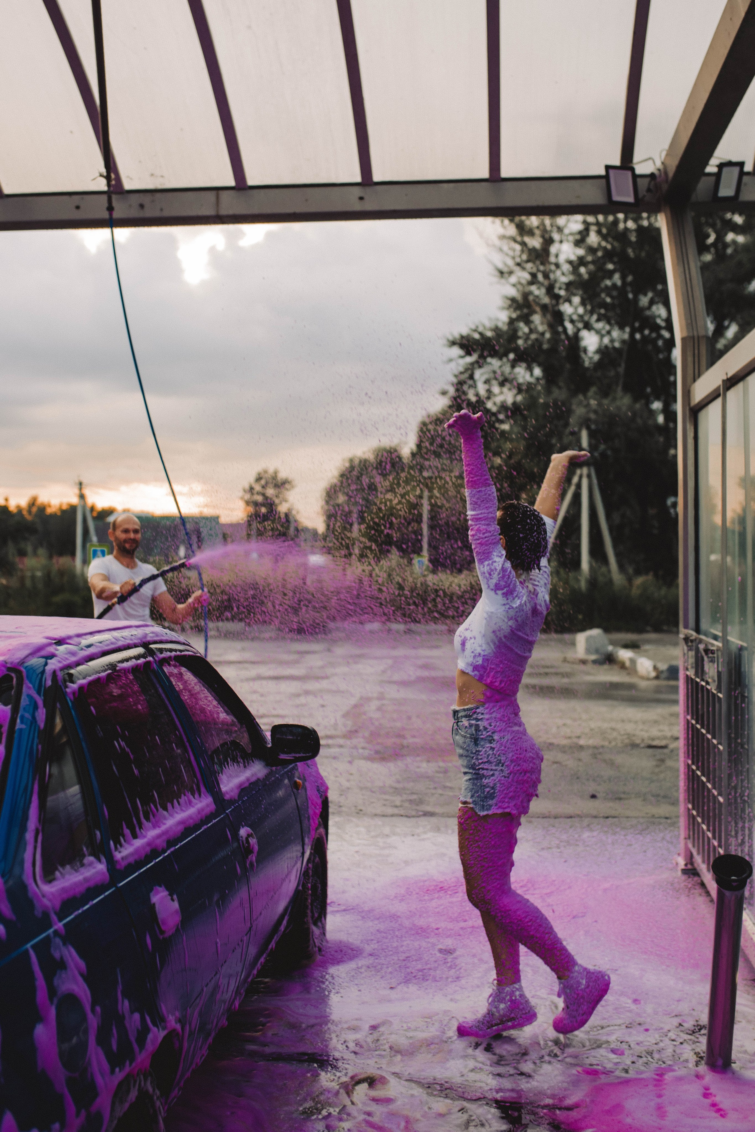 Любовь на одной из городских автомоек. Свадебный фотограф Новосибирск