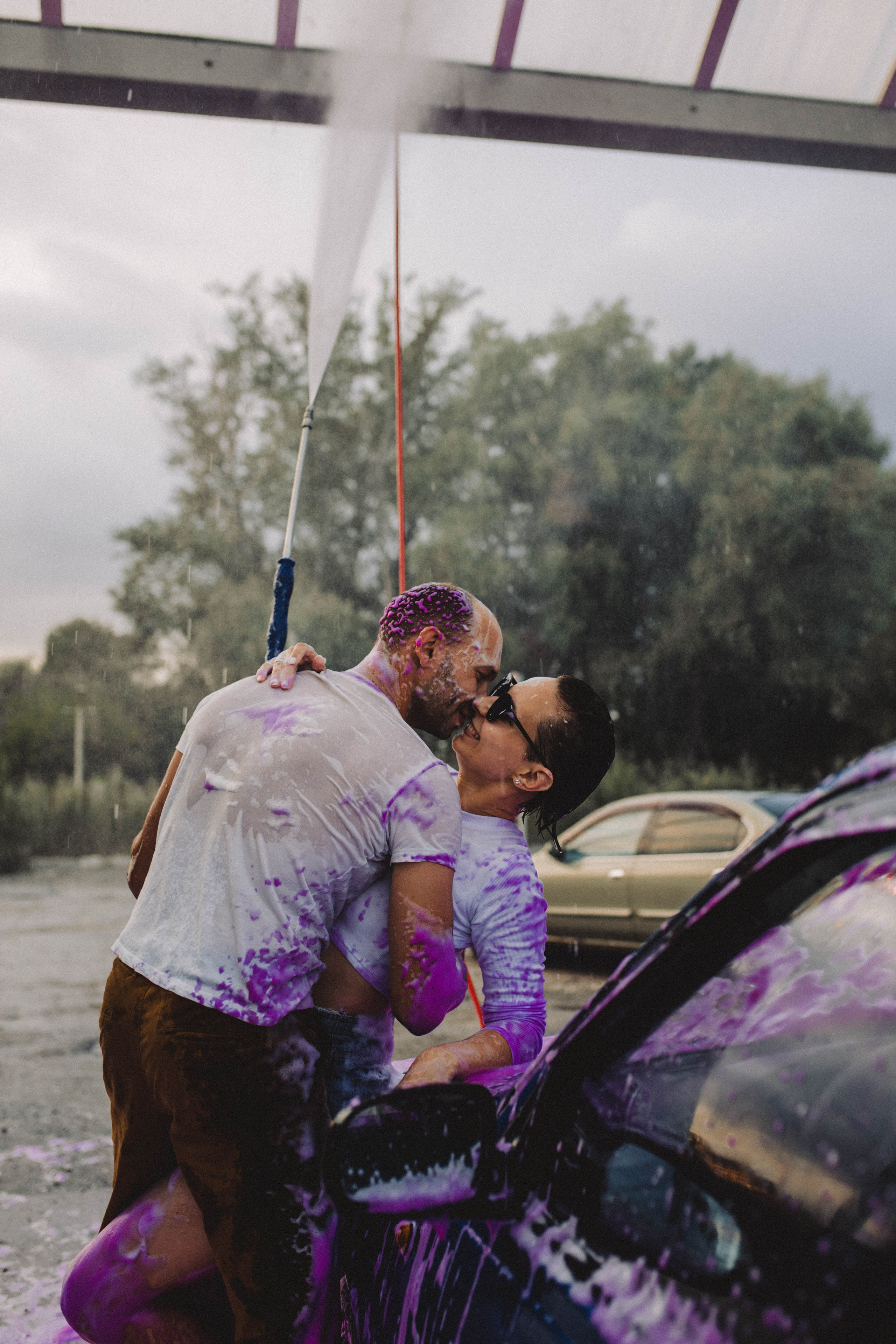 Любовь на одной из городских автомоек. Свадебный фотограф Новосибирск