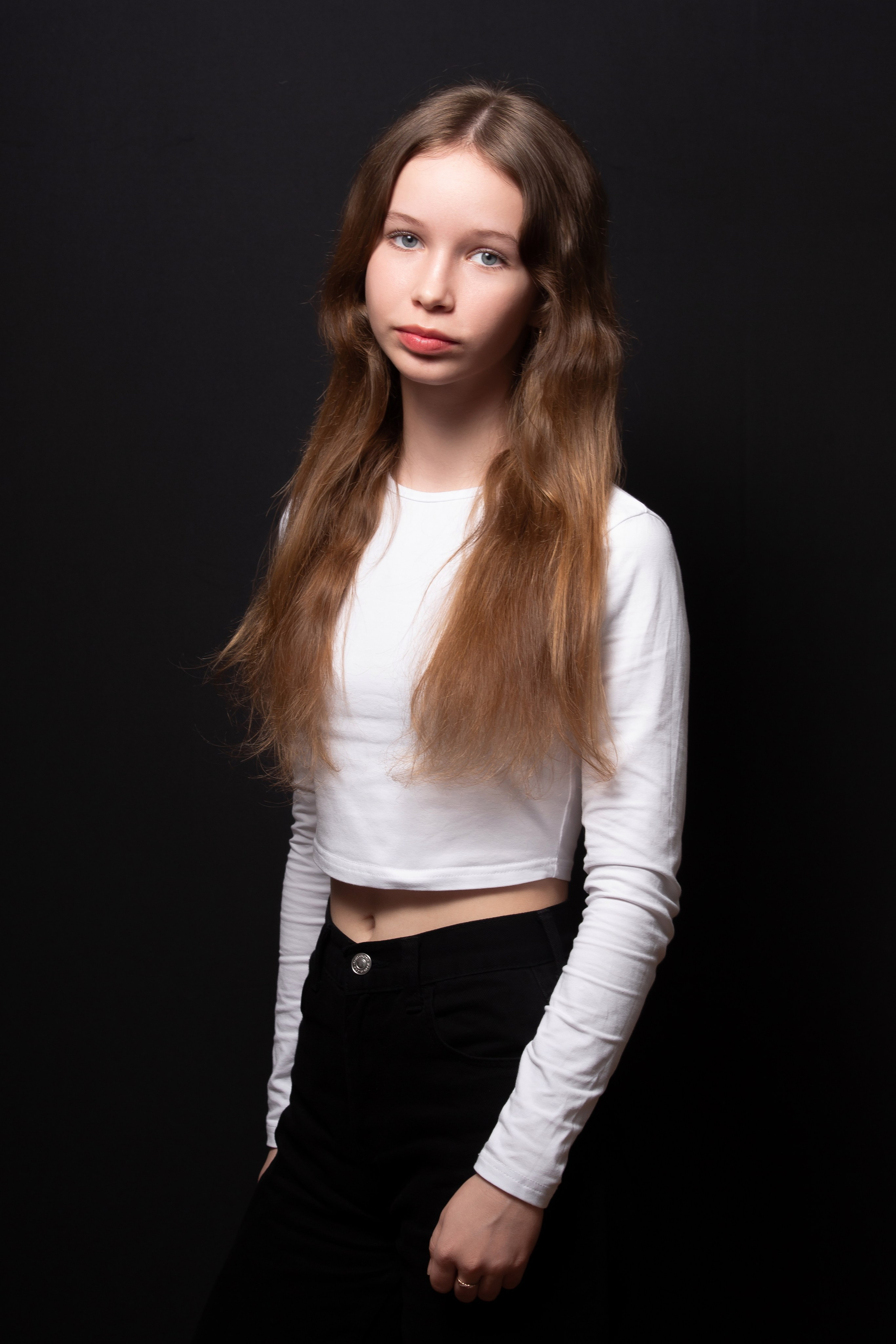 Портретная фотосессия для учеников 9 класса на чёрном фоне | Школьный фотограф Николай Богатырёв | Твой альбом / Твои правила. ТВОЙ АЛЬБОМ / ТВОИ ПРАВИЛА