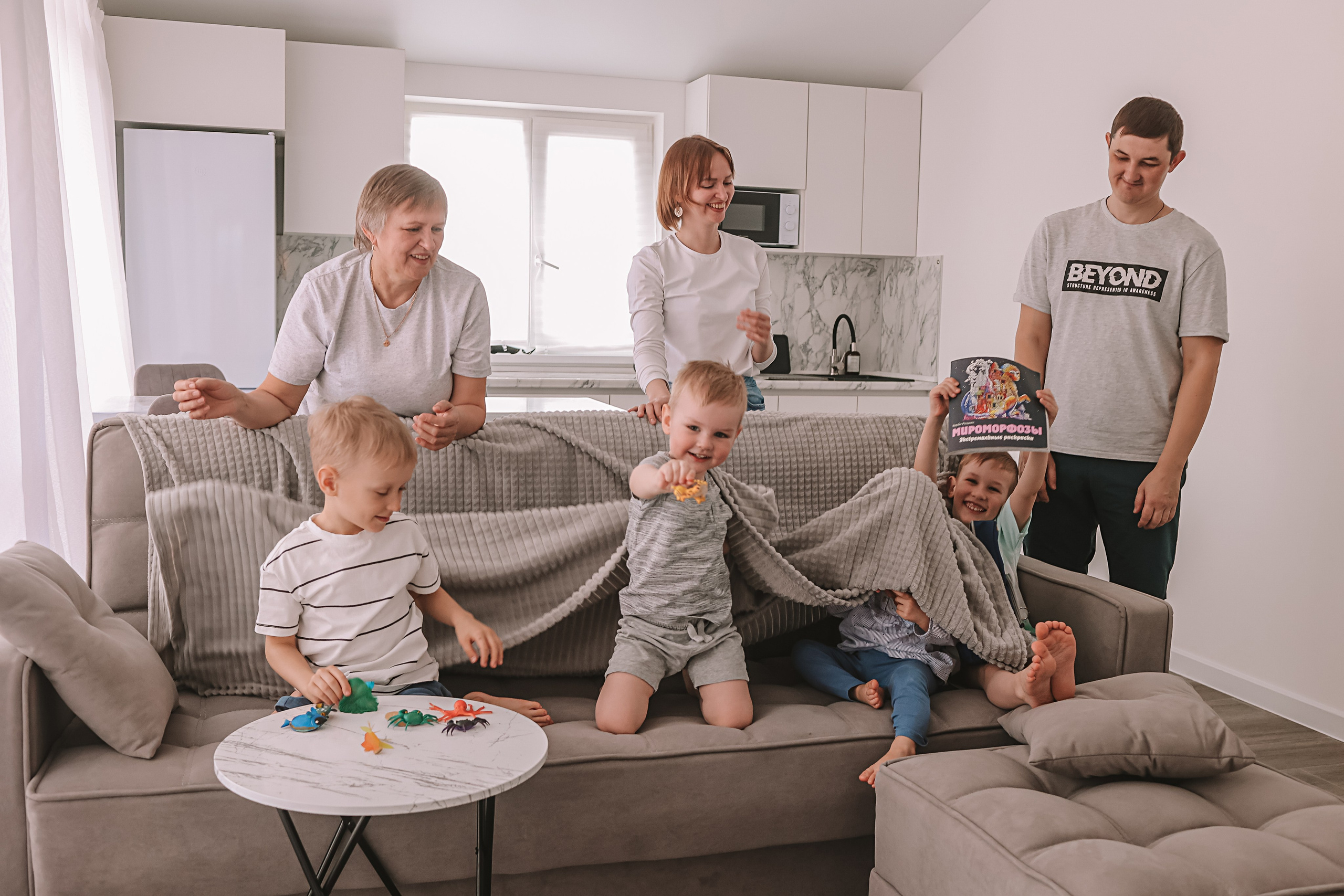 Семейная в домике (репортаж). Семейный фотограф Тюмень, фотограф на роды Салмина Мария