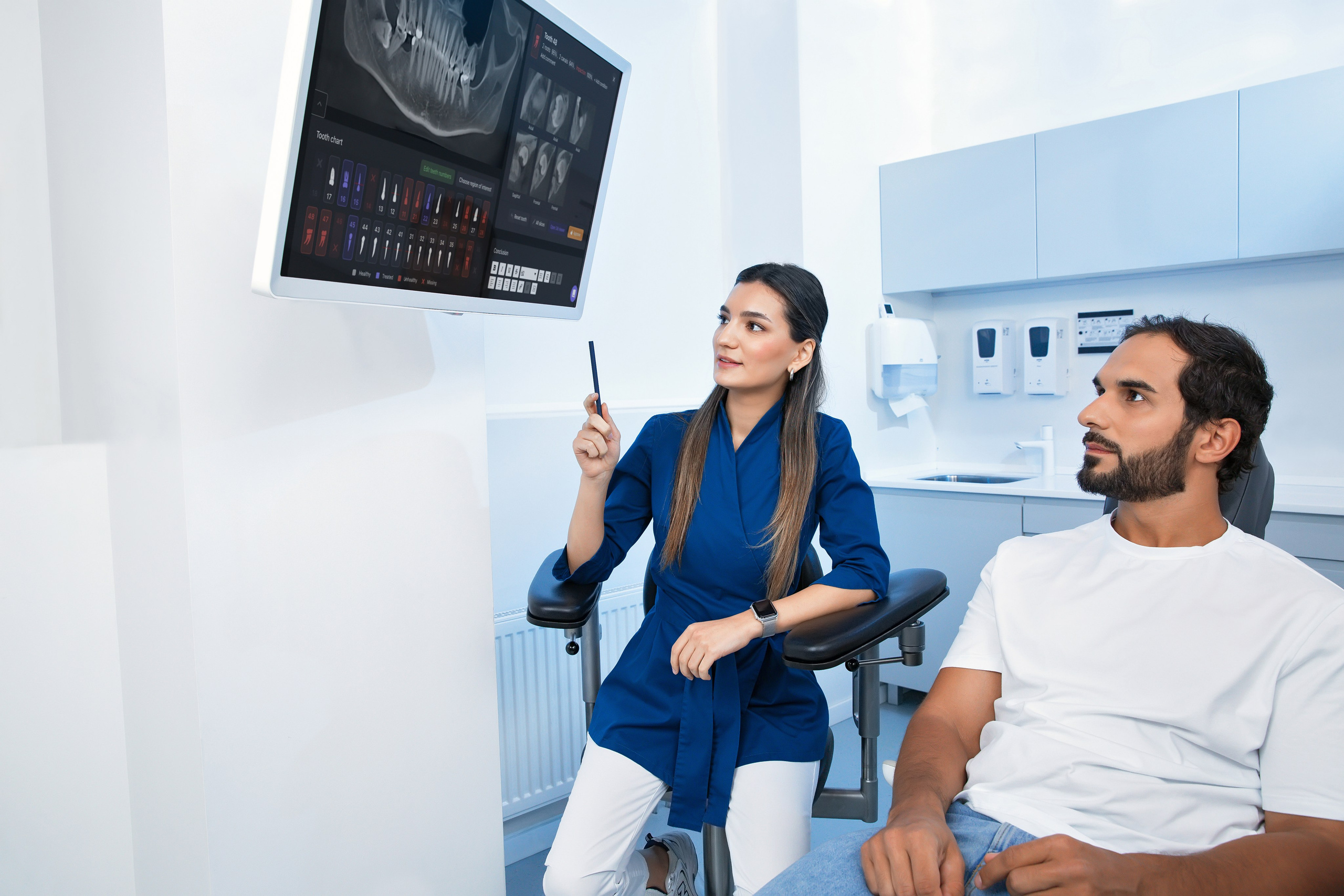 Пациент на консультации врача стоматолога с помощью искусственного интеллекта Diagnocat