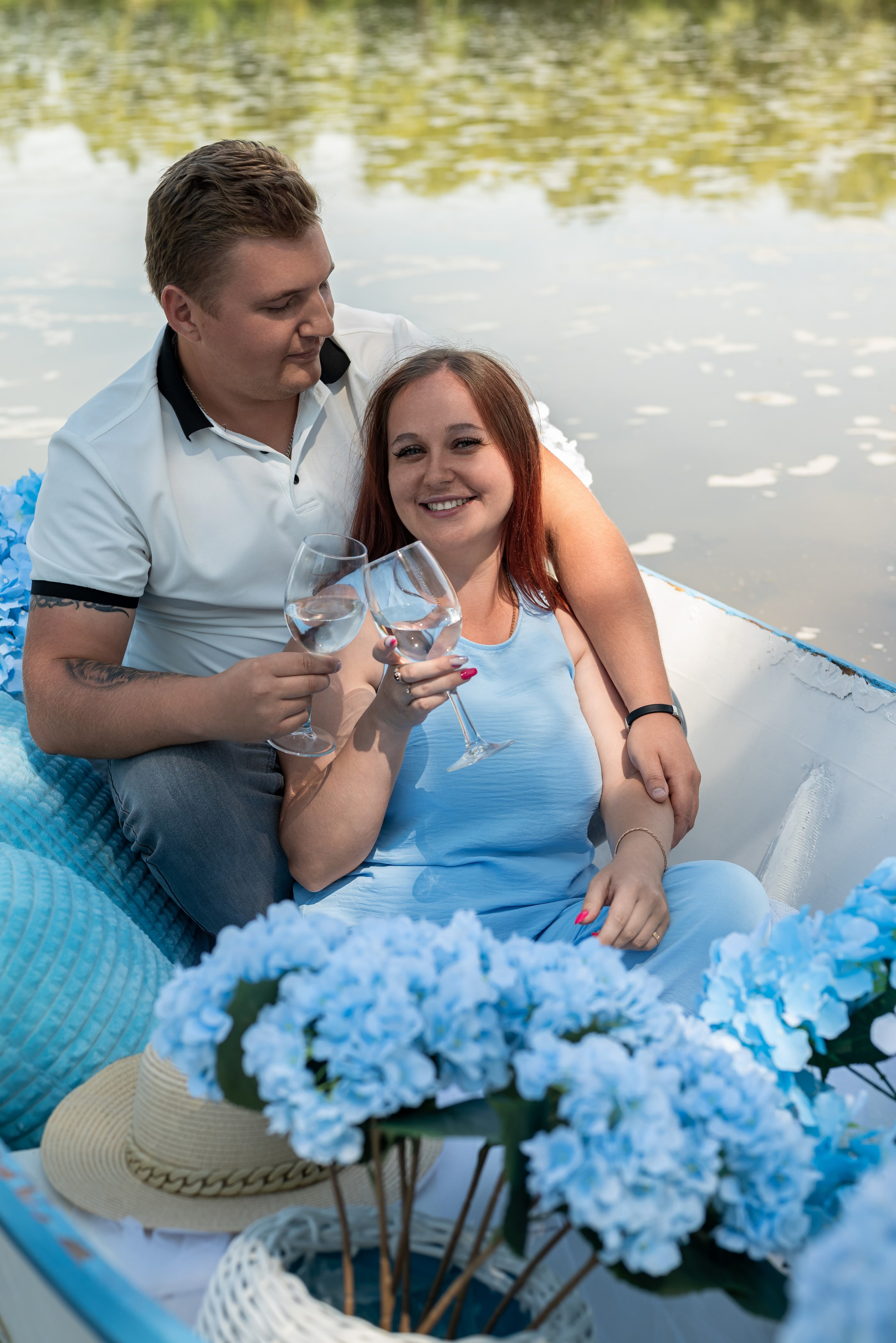 Фотопроект на лодке с голубыми гортензиями. Фотограф в городе Салават