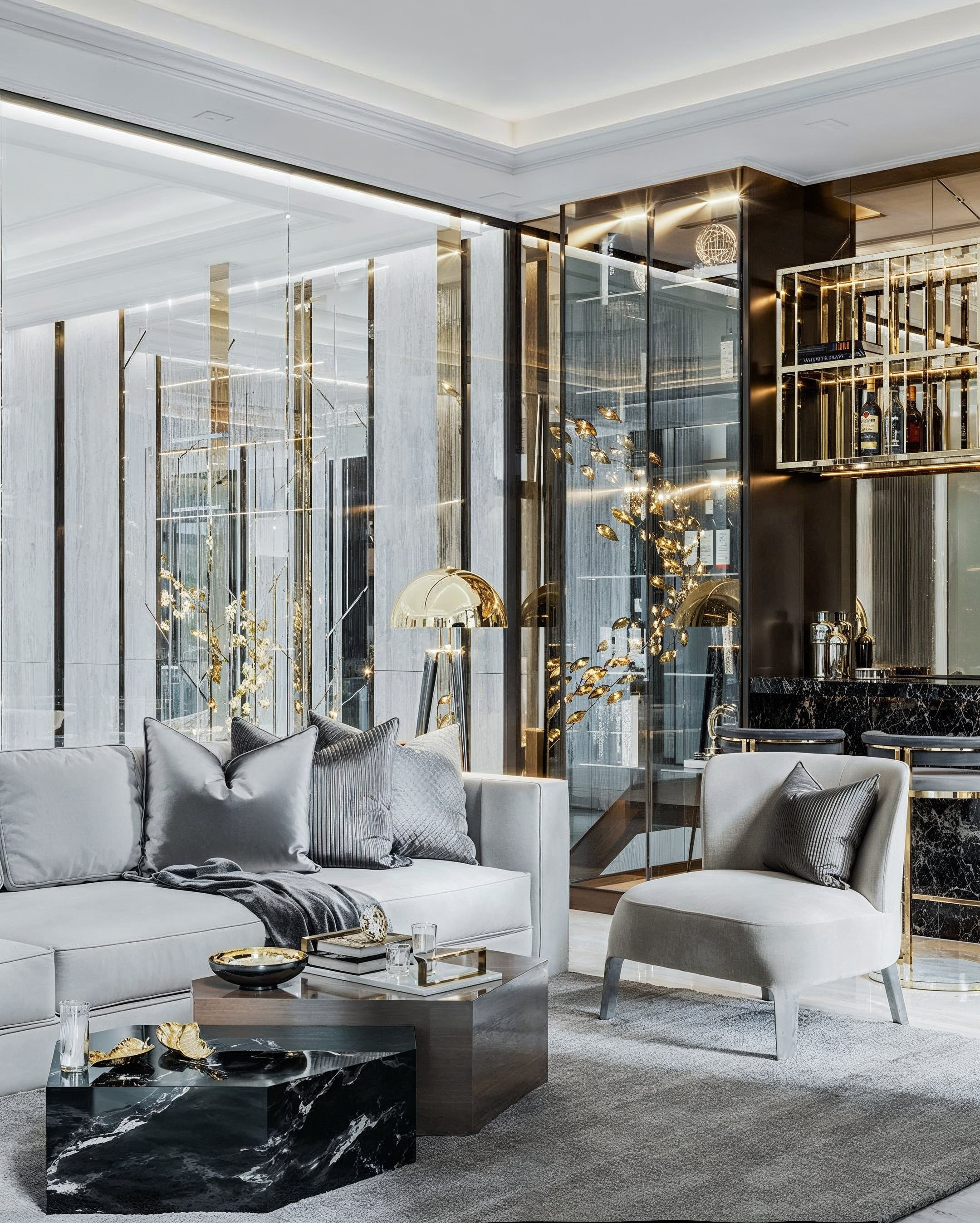 Современная гостиная с золотыми деталями и зеркальными панелями — проект Валерии Котович