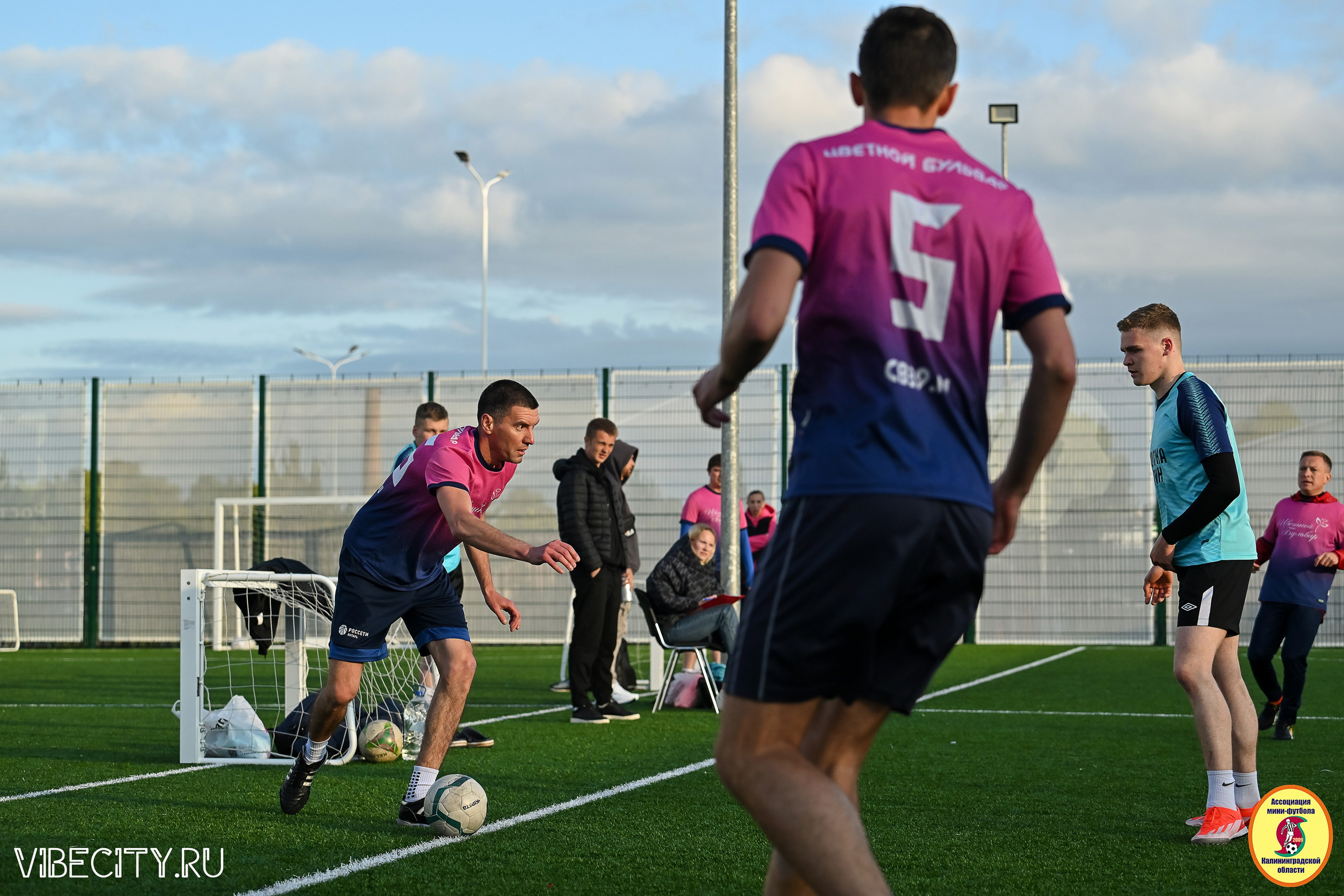 ИГРЫ МИНИ-ФУТБОЛЬНОЙ И КОРПОРАТИВНОЙ ЛИГИ. VIBECITY.RU Вайб Сити Ру Фоторепортажи Фотоотчеты Калининград