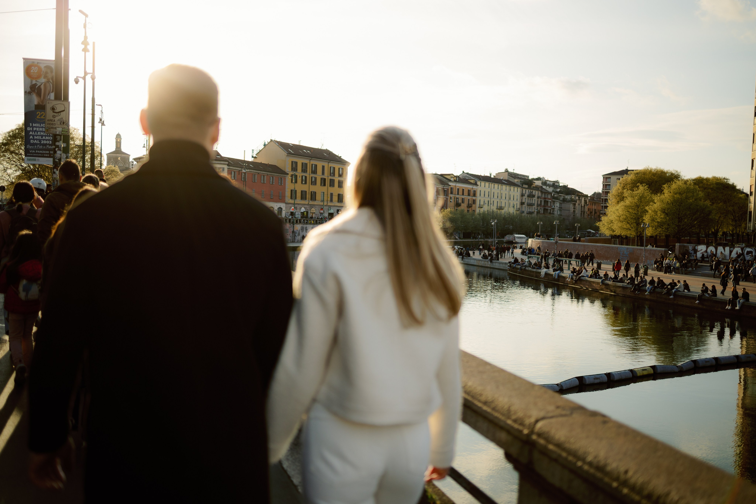 Тихий момент у воды, кадр со спины, тёплый свет заходящего солнца