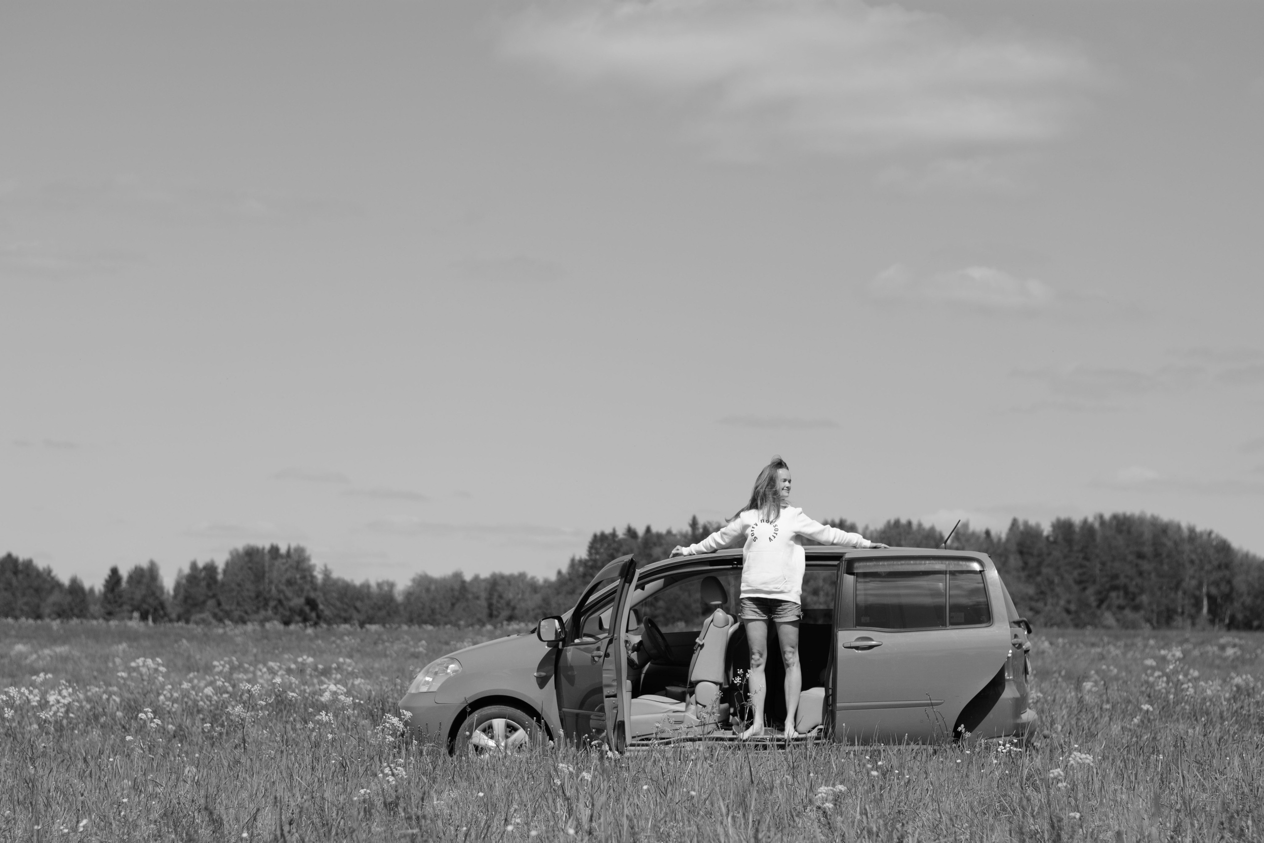 Ольга. Женский портрет в поле с машиной. Портретный фотограф в Санкт-Петербурге Наталья Родионова