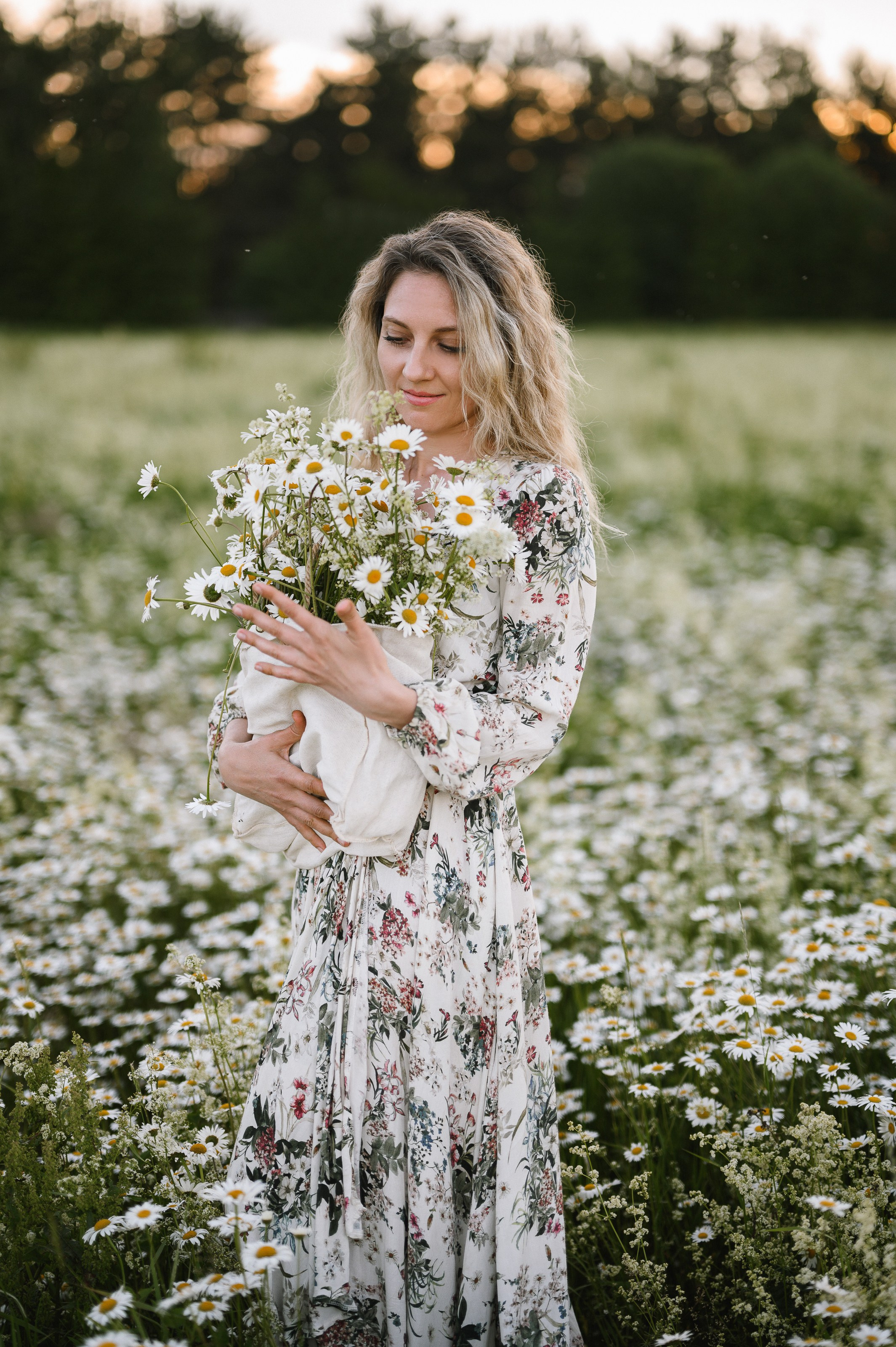 Съёмка в цветущем ромашковом поле. Semerlina.ru