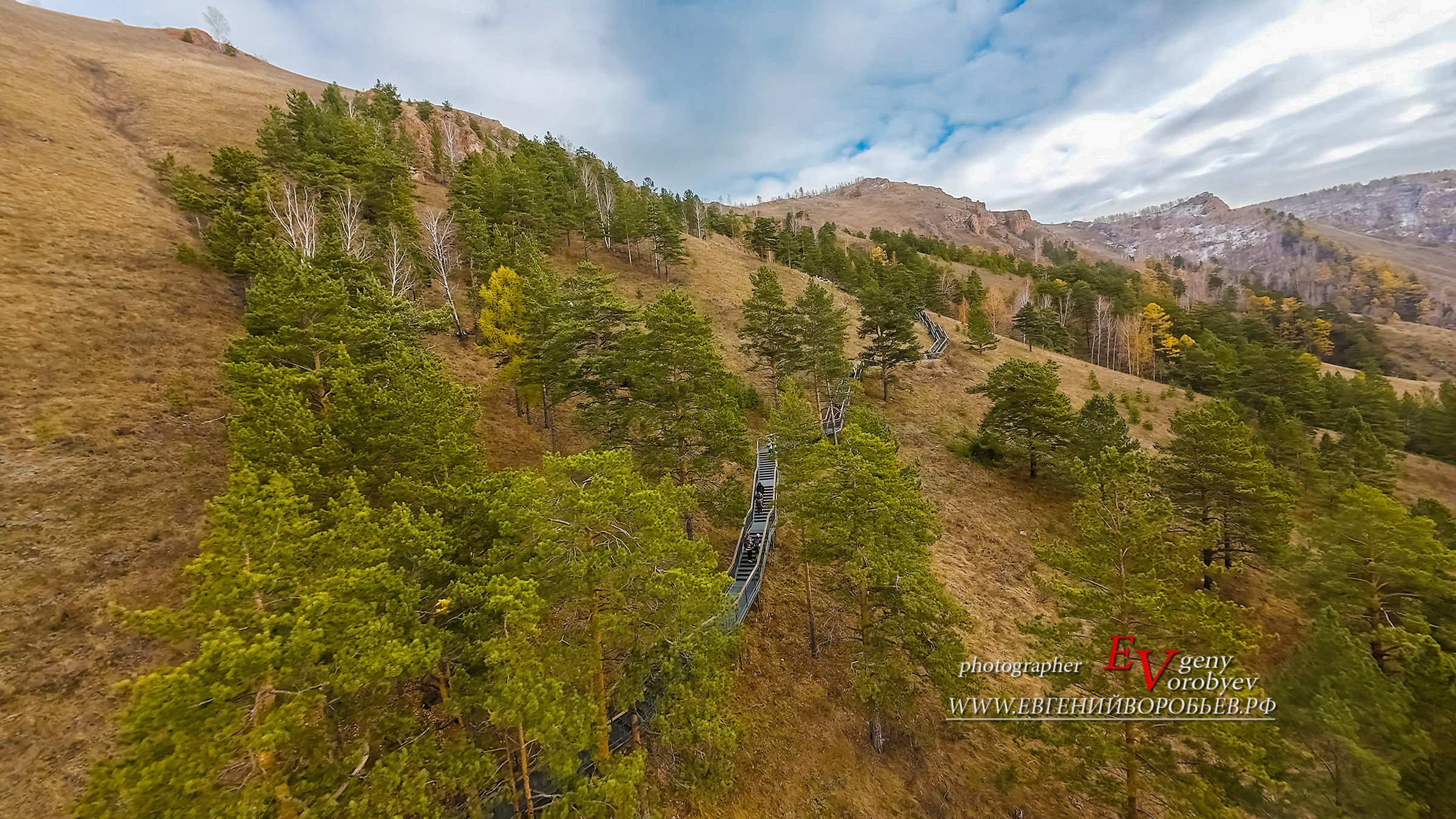 Торгашинский хребет в Красноярске лестница национальный парк заповедник Красноярские столбы скалы горы Такмак. Экскурсия идея что посмотреть куда сходить в Красноярске. Фотограф фотосессия аэросъёмка с FPМ дрона туризм Россия поход
