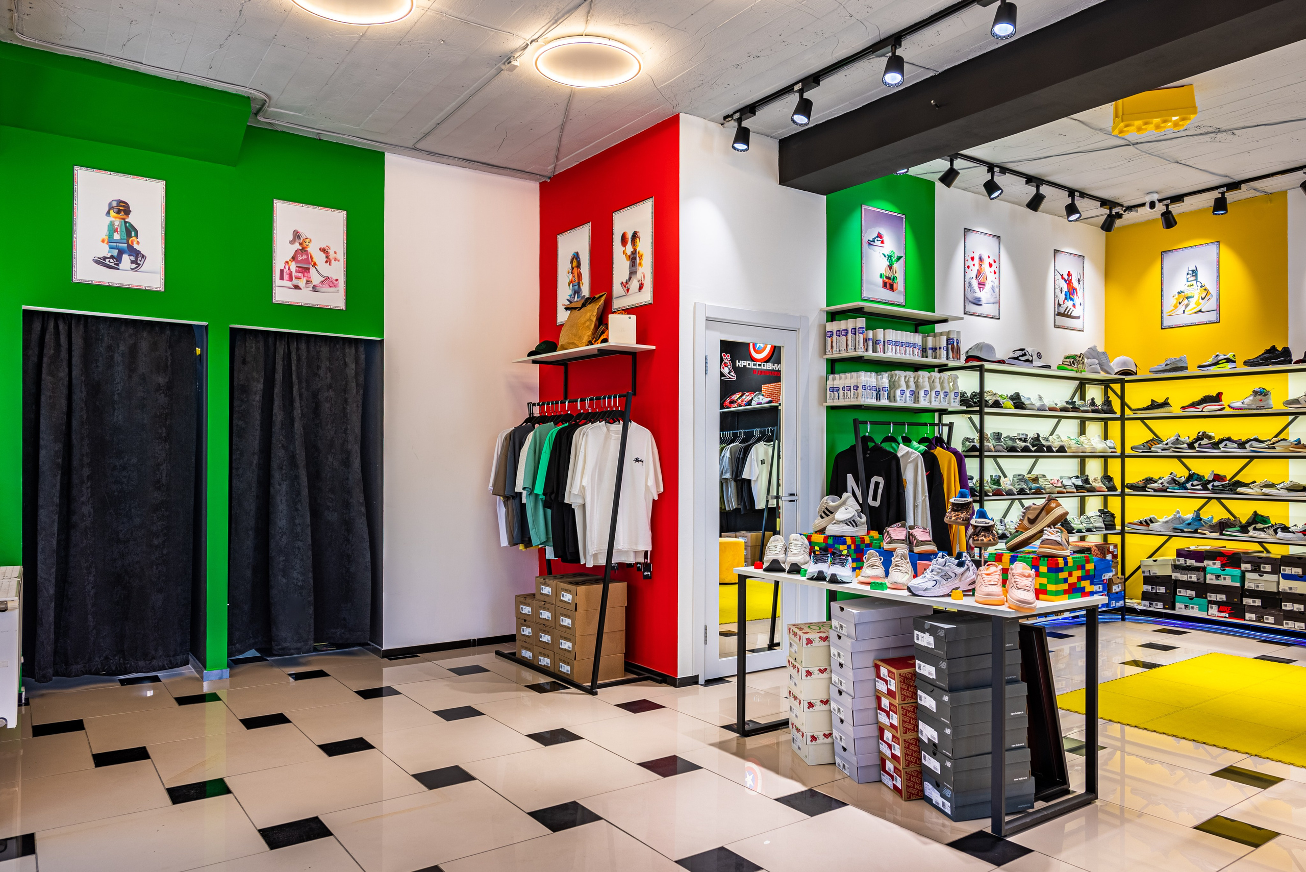 Интерьер. Магазин кроссовок. Предметный фотограф, фото для маркетплейсов Пятигорск, КМВ