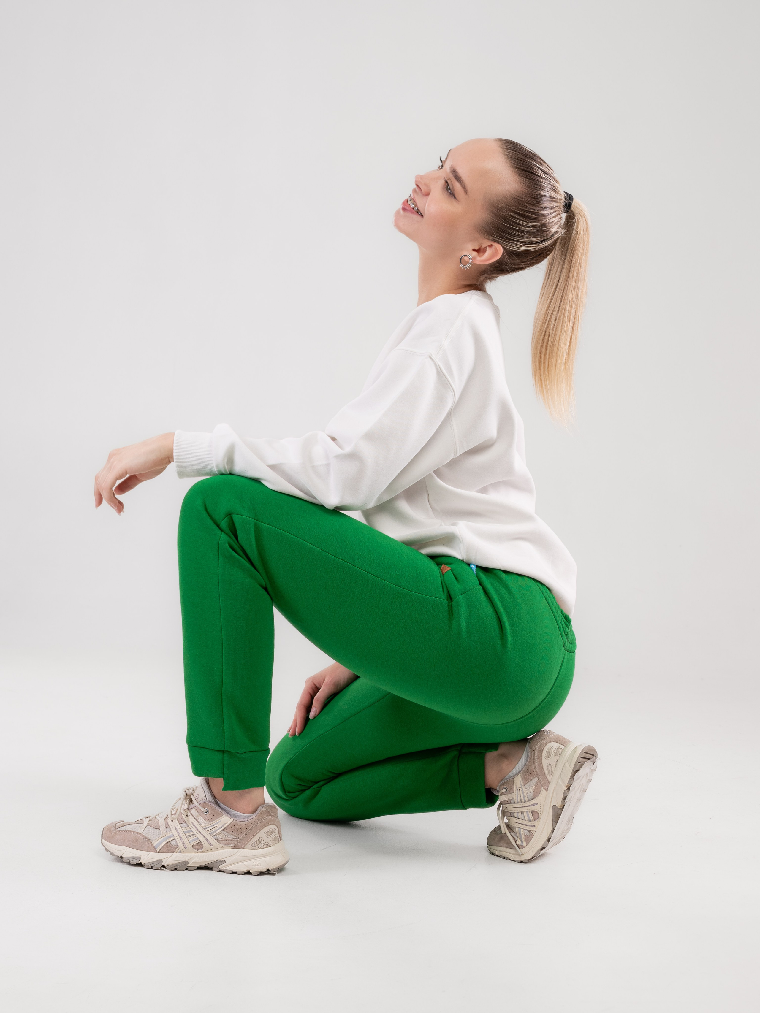 Спортивные костюмы и брюки с большой палитрой цветов!. Предметный фотограф, фото для маркетплейсов Пятигорск, КМВ