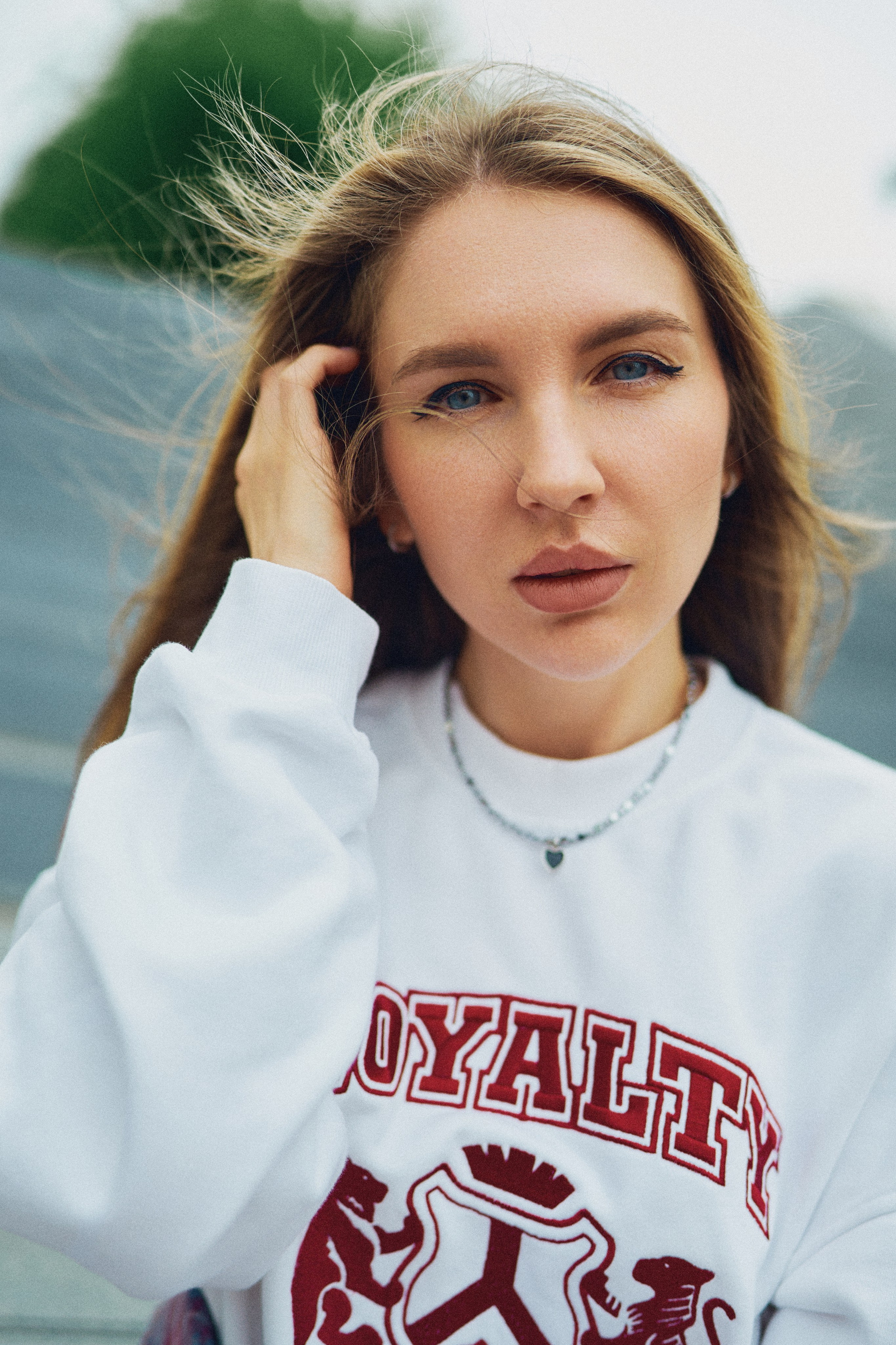 уличный женский портрет с естественным светом в стиле лайфстайл