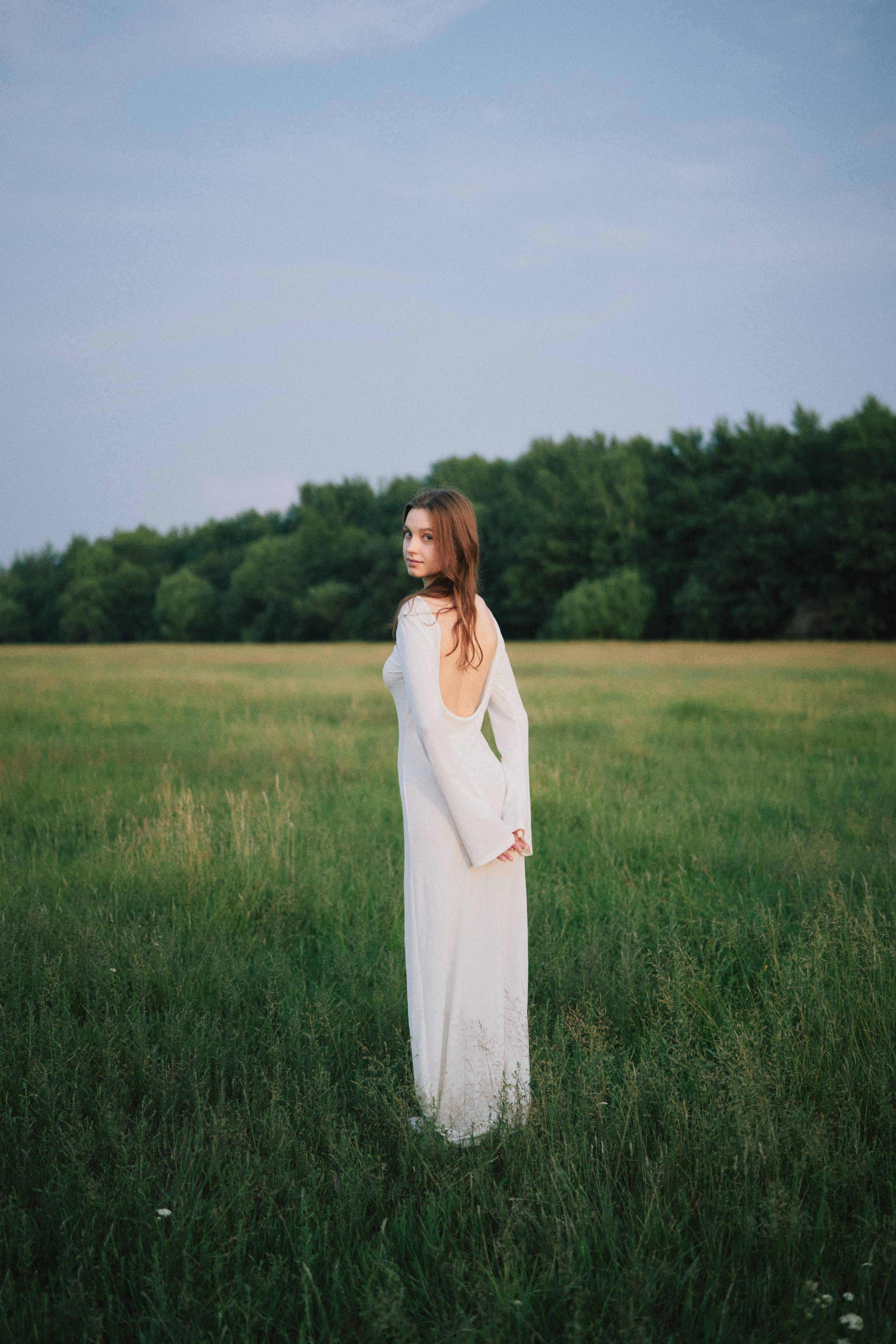 летняя женская фотосессия на лугу