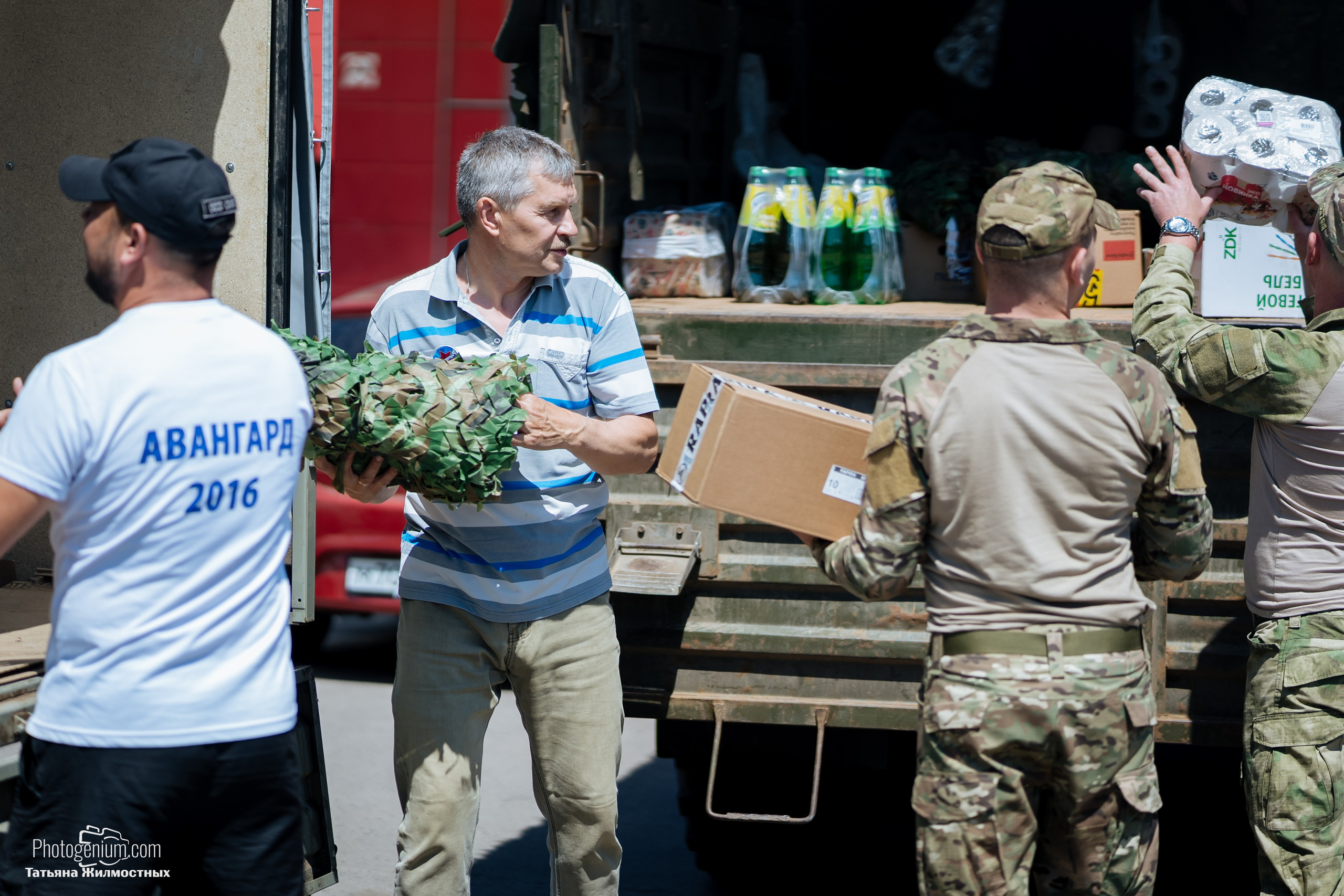 8 июня «Патриоты из Курска» сбор гуманитарной помощи у кинотеатра «Родина». Фотограф Нижний Новгород Татьяна Кейод