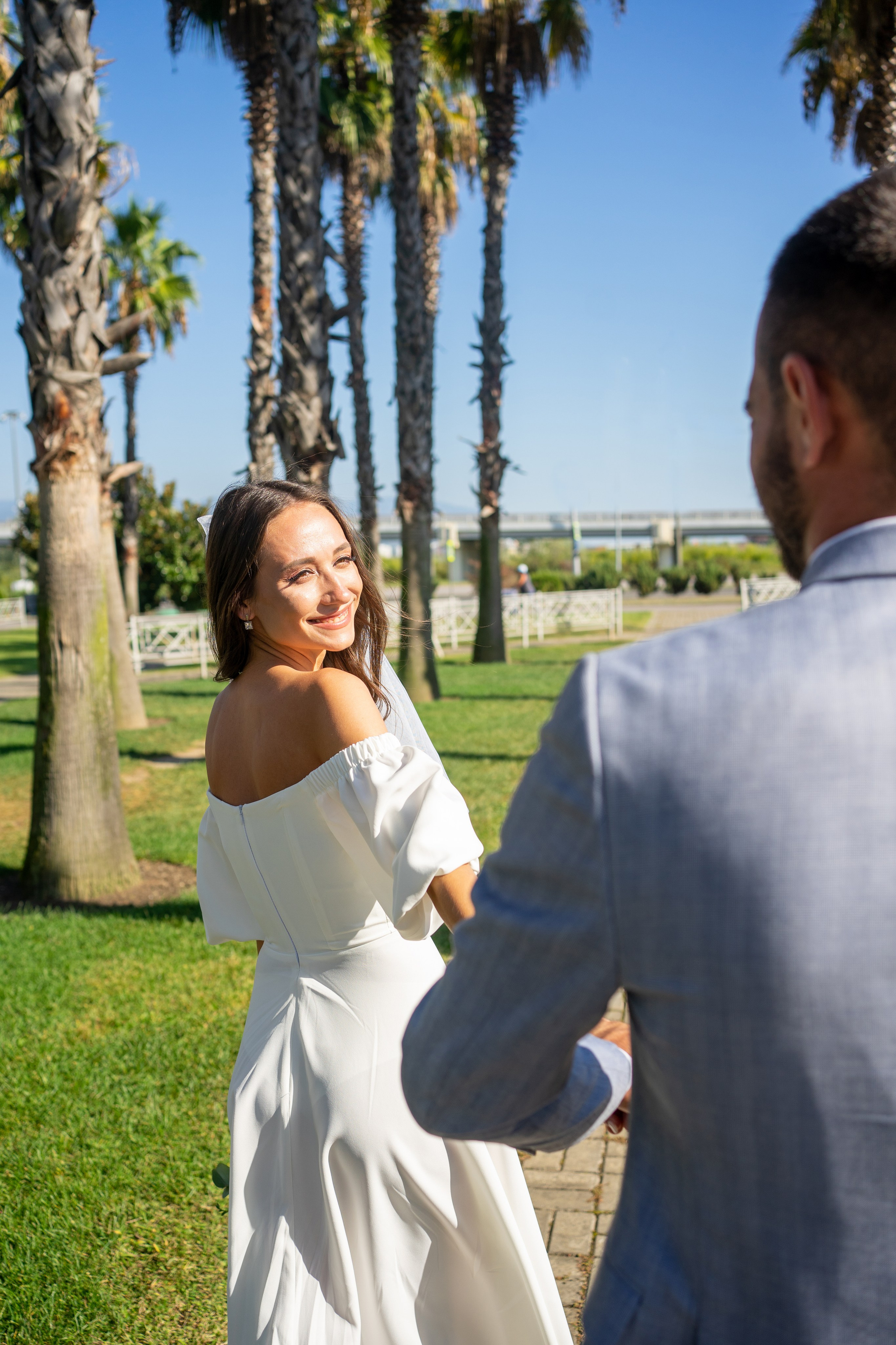 Свадебная прогулка в Красной поляне и на аллее пальм в Сириусе. Фотограф в Сочи Тиунова Маргарита и Тиунов Евгений