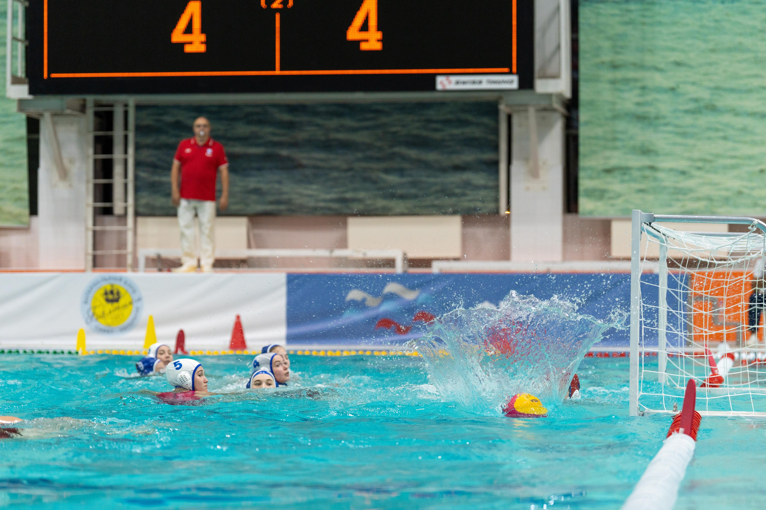 Репортажный спортивный фотограф Санкт-Петербурга снимает женский матч ватерполо
