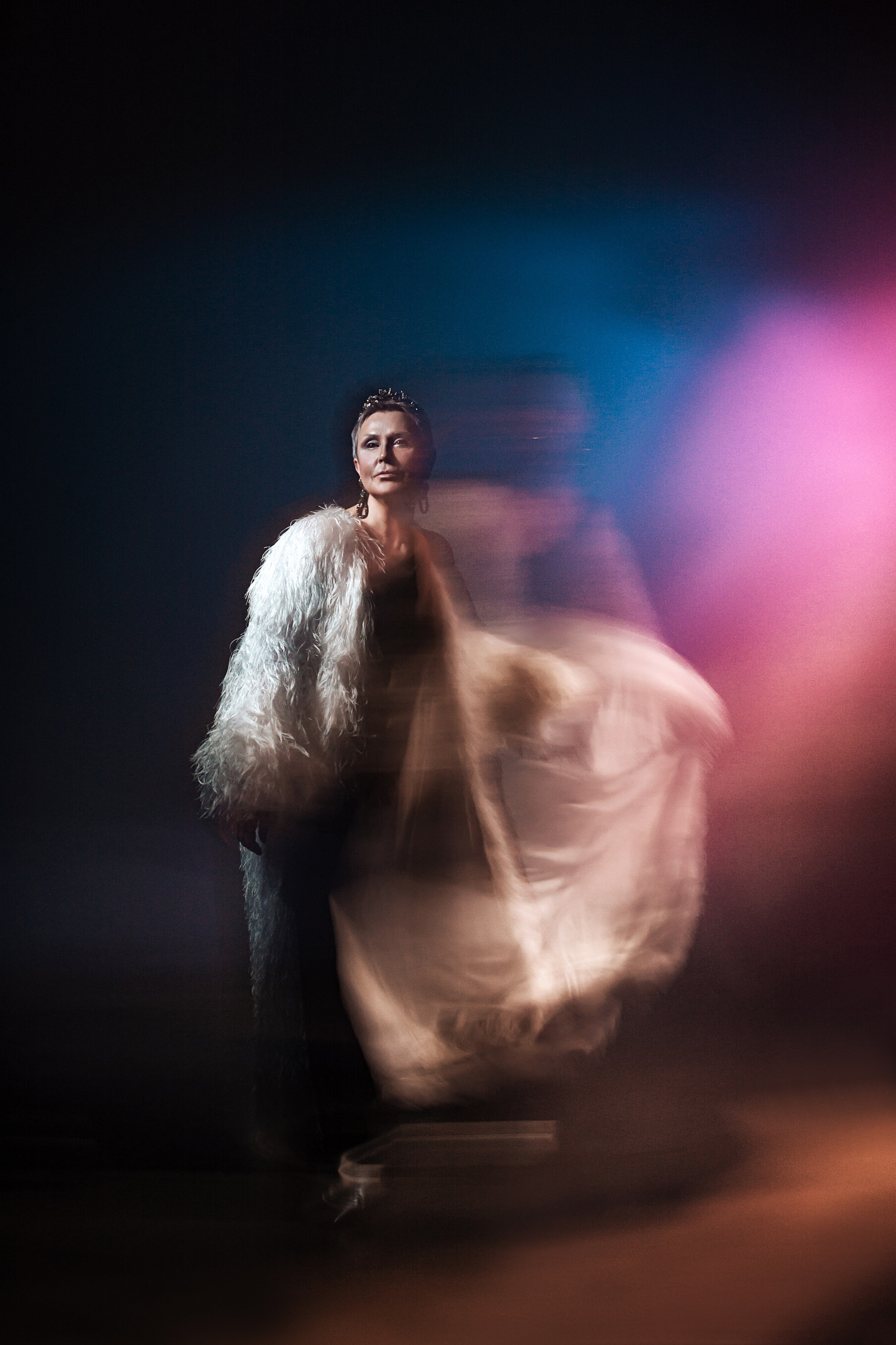 игра света добавляет загадочности, сияющая Снежная Королева."