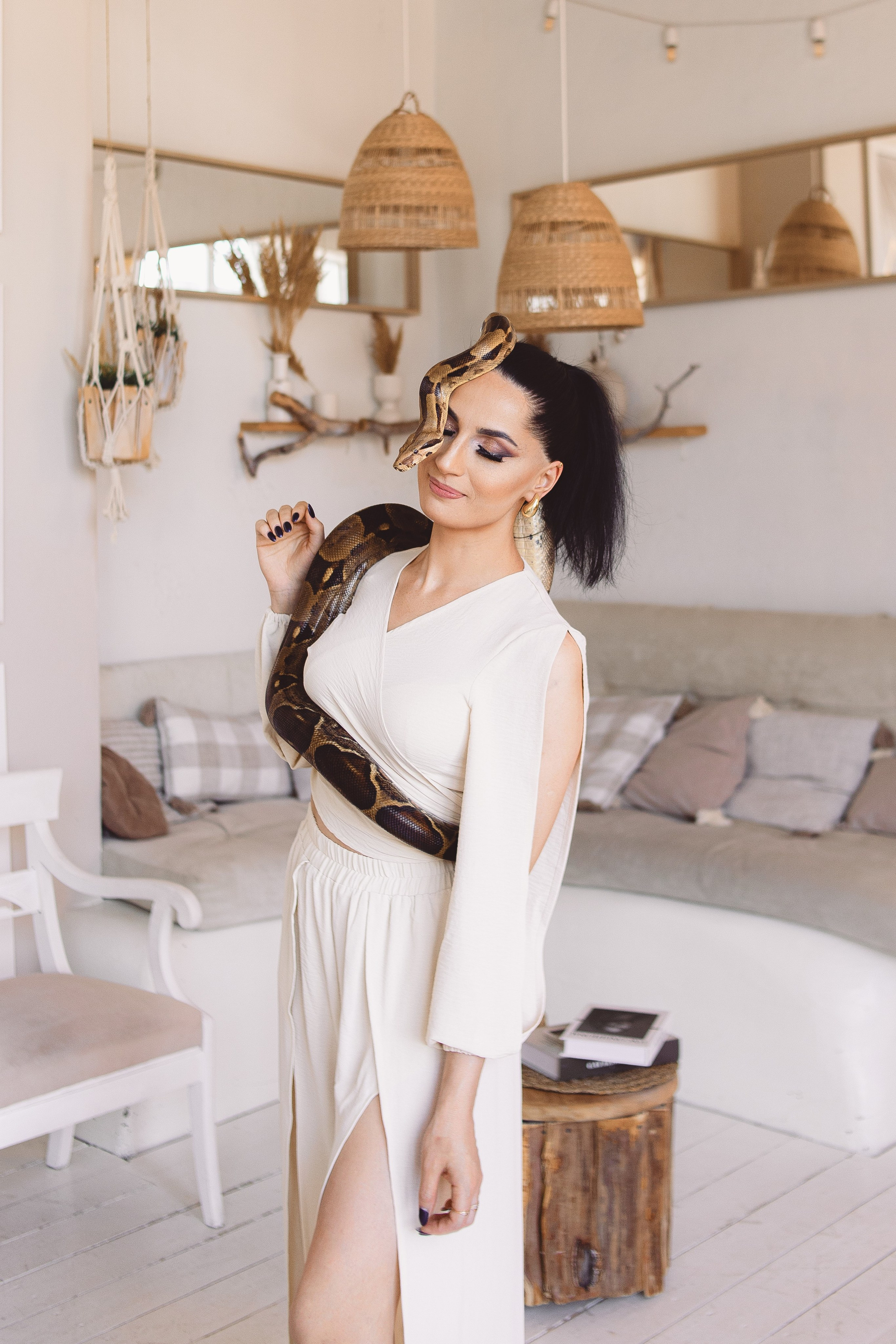 Женская фотосессия в студии со змеей в стиле Бохо. Фотограф в Санкт-Петербурге, Анна Скворцова