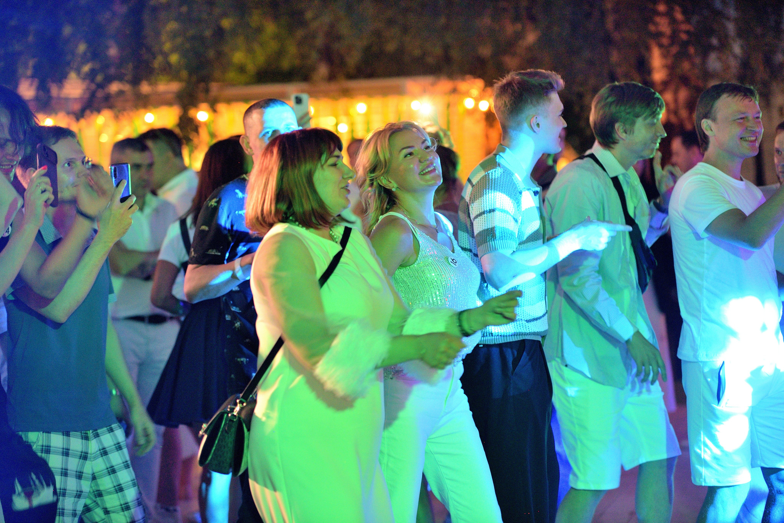 "Поклонницы танцуют под любимую музыку на концерте группы "Ума Турман".