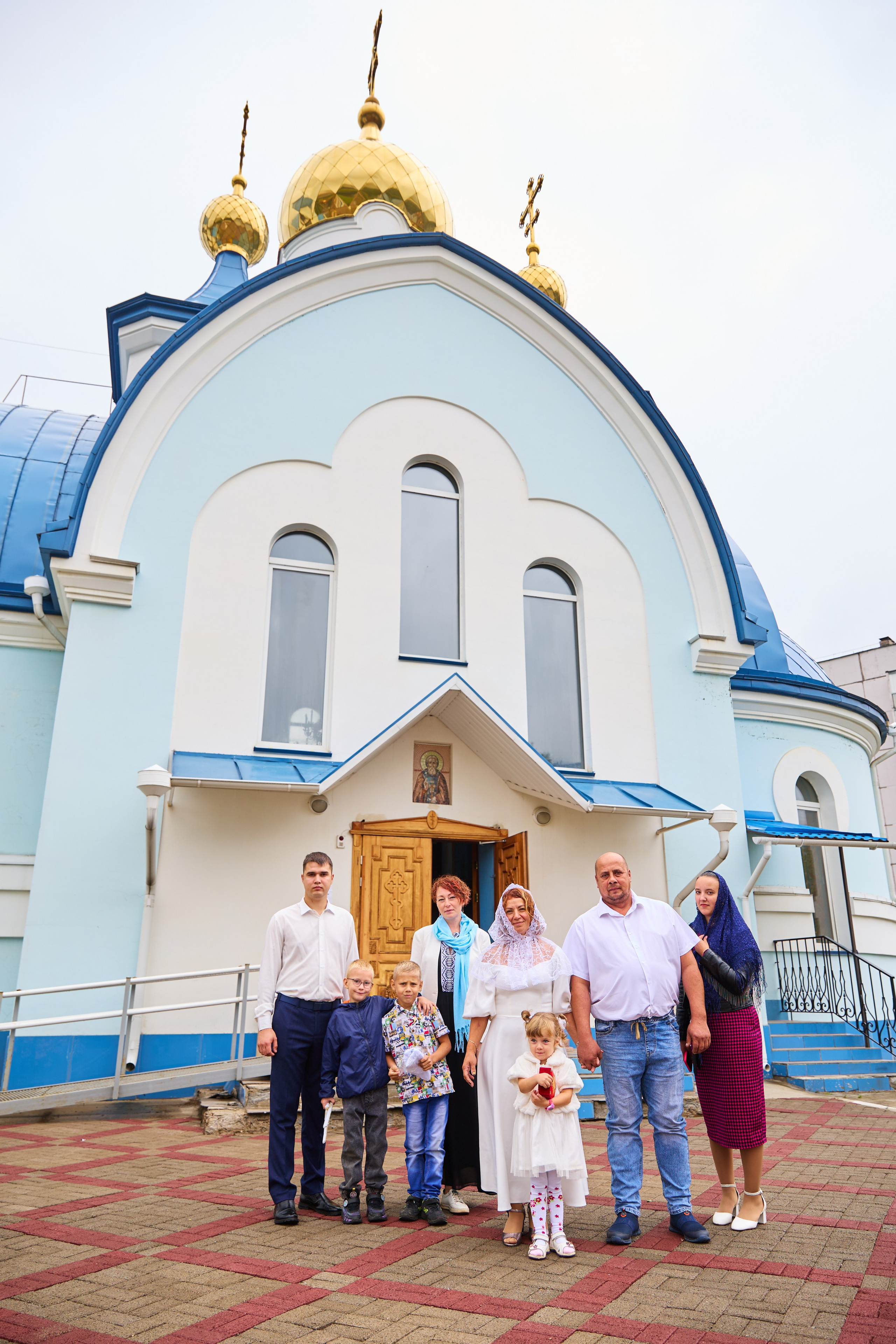 Семья около храма в Сосновоборске